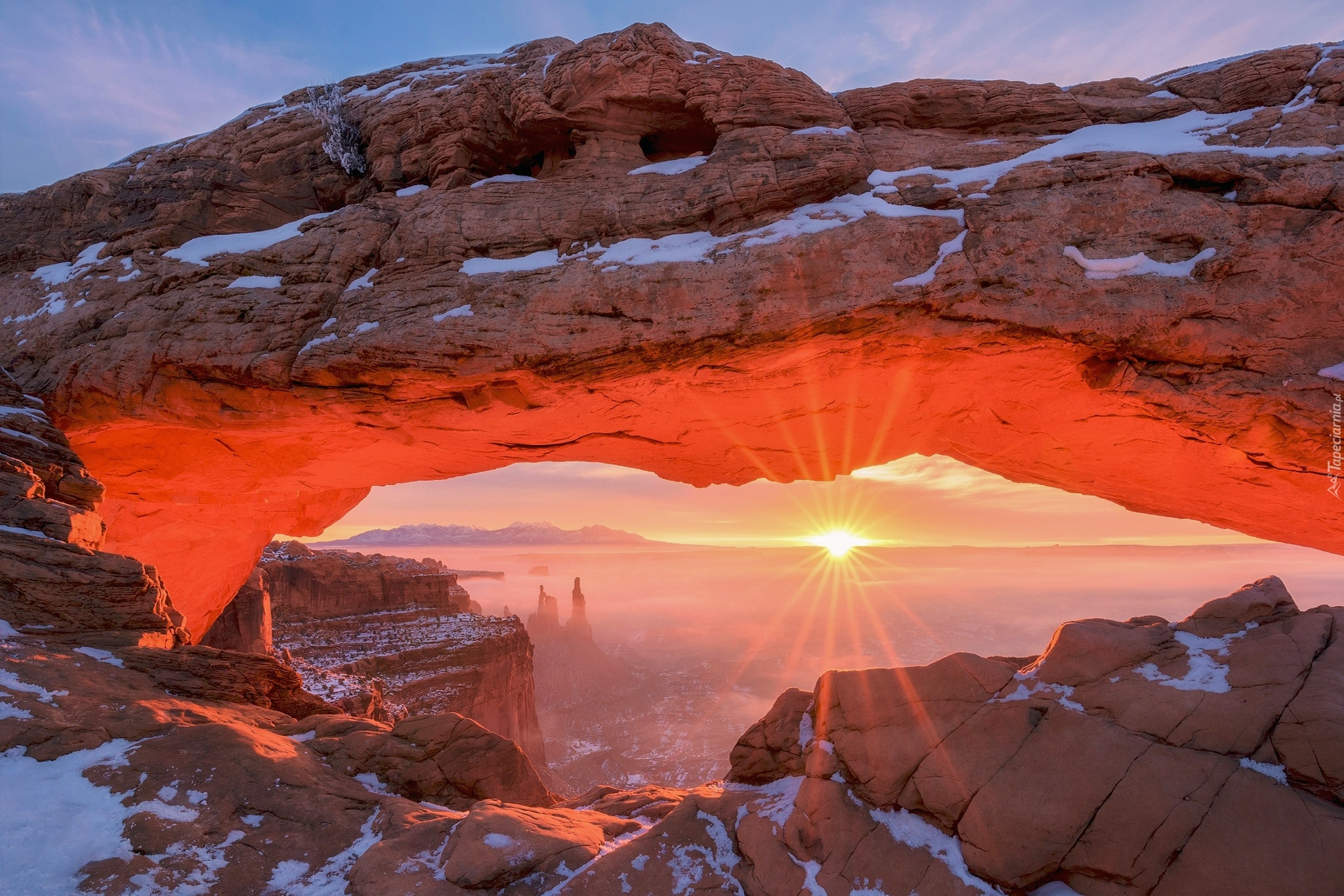 Łuk, Mesa Arch, Skały, Śnieg, Promienie słońca, Wschód słońca, Park Narodowy Canyonlands, Stan Utah, Stany Zjednoczone