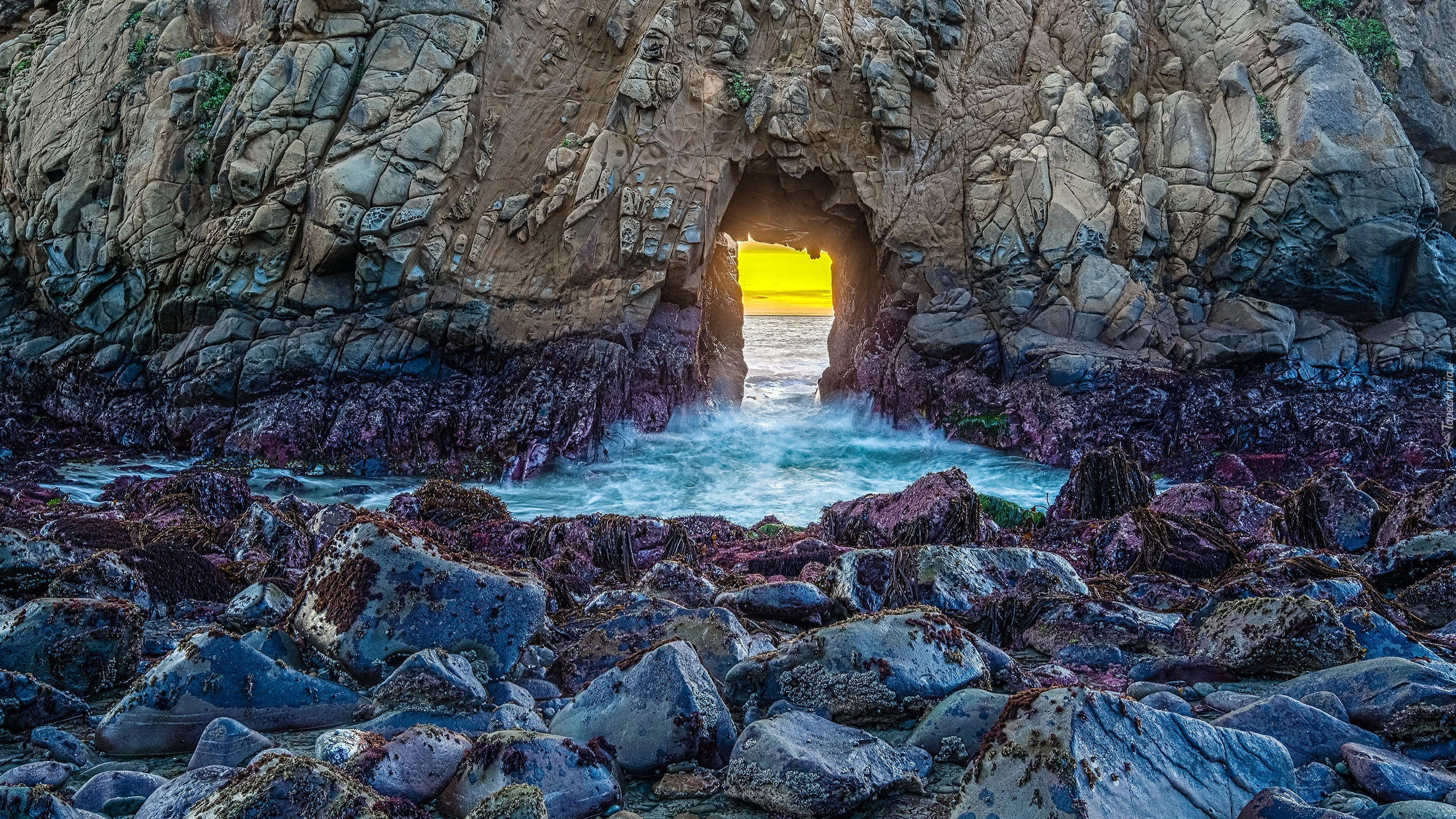 Plaża Pfeiffer Beach, Morze, Skała, Łuk Keyhole Rock, Kamienie, Stan Kalifornia, Stany Zjednoczone