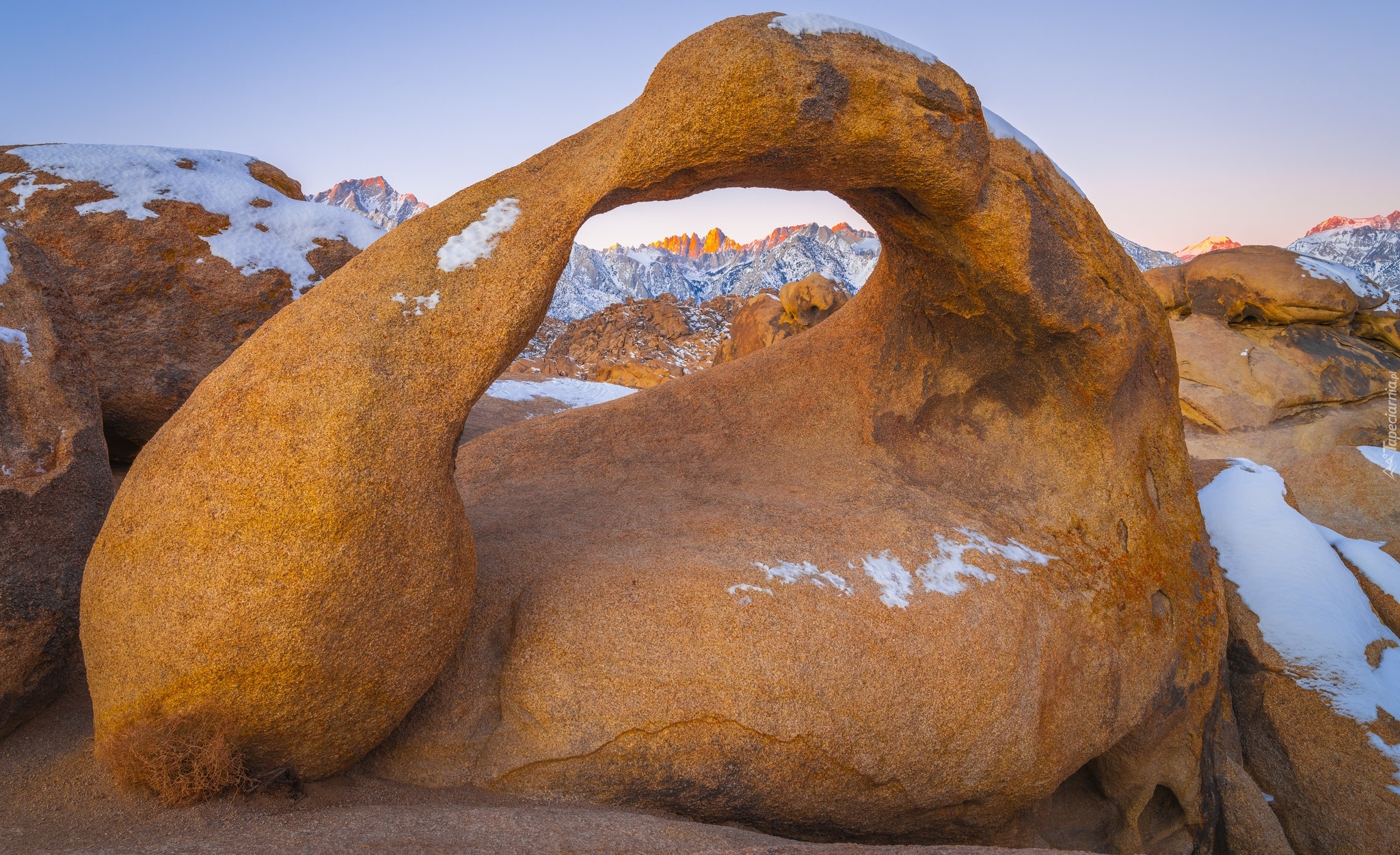 Łuk skalny, Mobius Arch, Skały, Śnieg, Góry, Alabama Hills, Kalifornia, Stany Zjednoczone