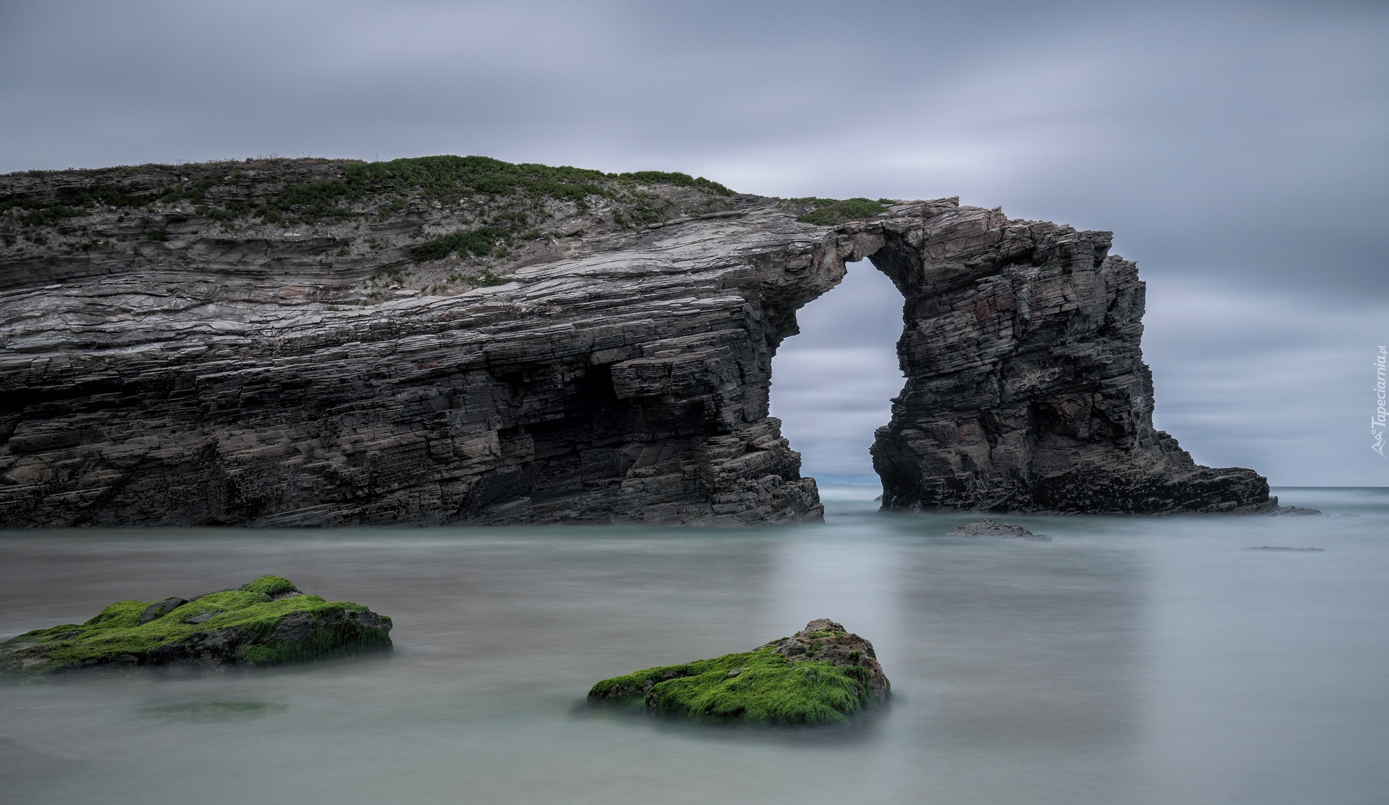 Hiszpania, Galicja, Prowincja Lugo, Gminna Ribadeo, Plaża As Catedrais, Ocean Atlantycki, Morze, Skała, Łuk, Skalny, Głazy, Mech