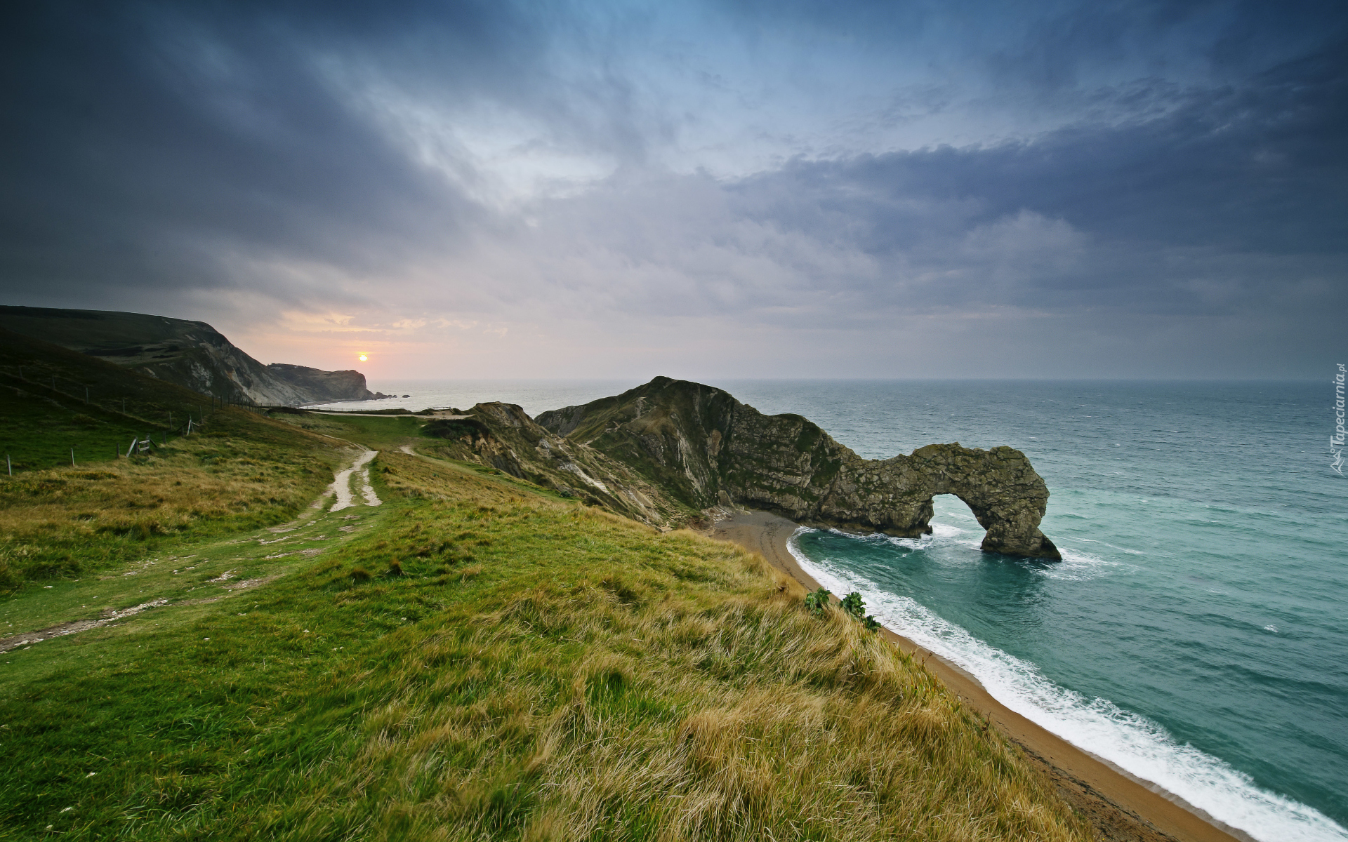 Łuk wapienny, Durdle Door, Wybrzeże Jurajskie, Skały, Trawa, Chmury, Zachód słońca, Hrabstwo Dorset, Anglia