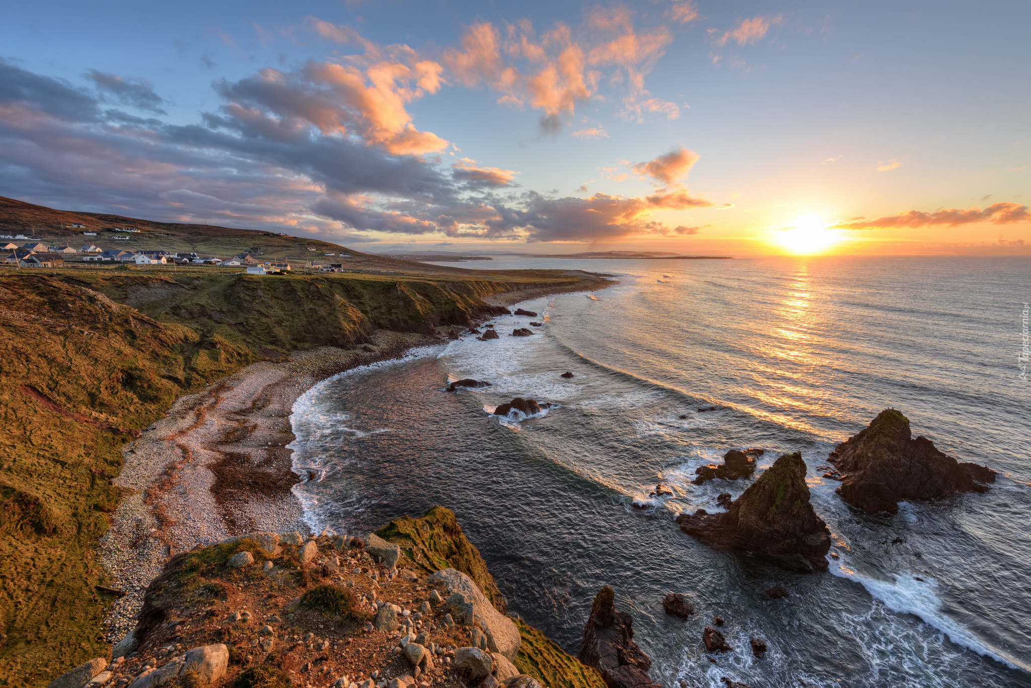 Morze, Wybrzeże, Zatoczka, Skały, Domy, Wschód słońca, Chmury, Knockfola, Hrabstwo Donegal, Irlandia