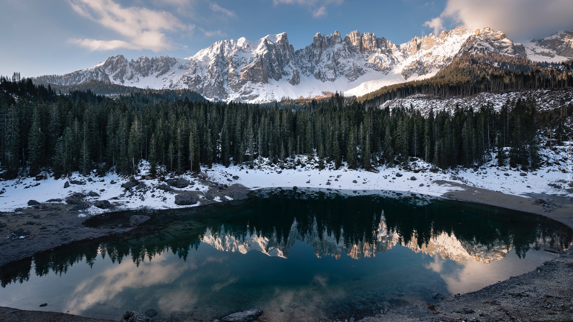 Zima, Jezioro, Lago di Carezza, Las, Góry Latemar, Dolomity, Południowy Tyrol, Włochy