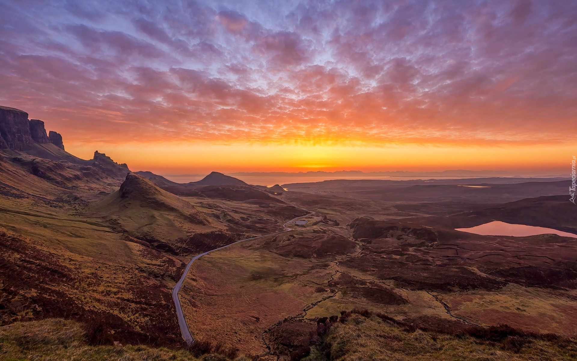 Szkocja, Wyspa Skye, Quiraing, Wzgórza, Góry, Jeziora, Zachód słońca, Chmury