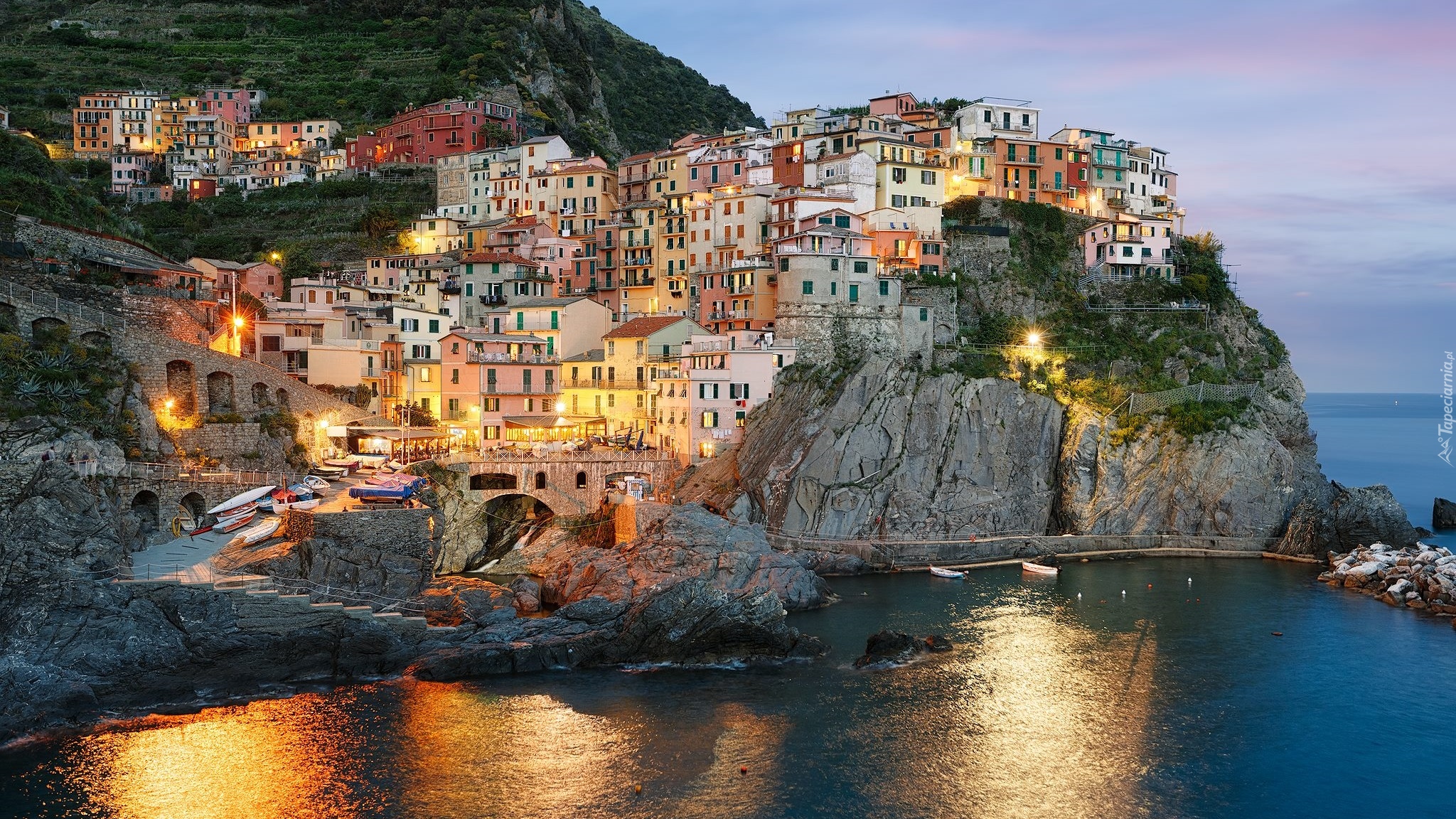 Włochy, Prowincja La Spezia, Region Liguria, Gmina Riomaggiore, Miejscowość Manarola, Morze Liguryjskie, Kolorowe, Domy, Skały, Zatoczka, Światła