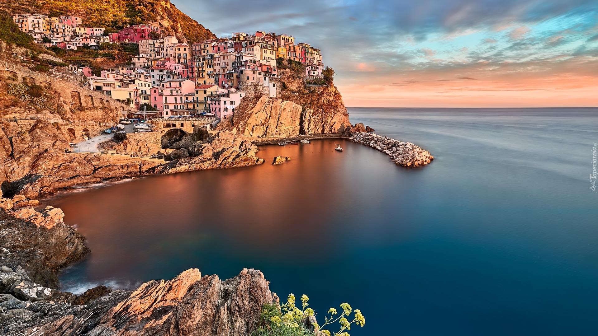 Włochy, Gmina Riomaggiore, Miejscowość Manarola, Morze Liguryjskie, Cinque Terre, Kolorowe, Domy, Zatoka, Chmury