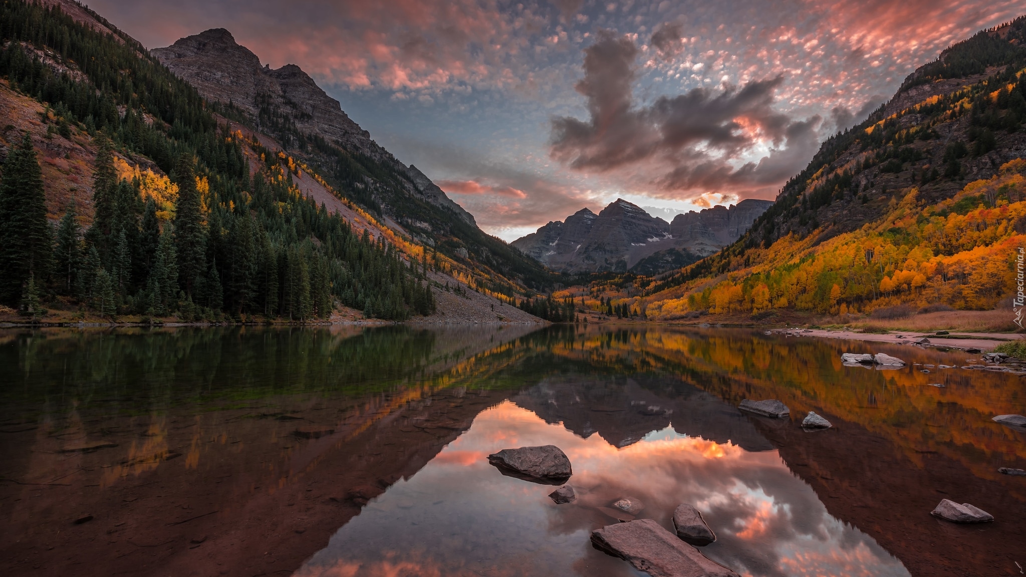 Jesień, Góry Skaliste, Szczyty Maroon Bells, Jezioro, Maroon Lake, Odbicie, Drzewa, Kolorado, Stany Zjednoczone