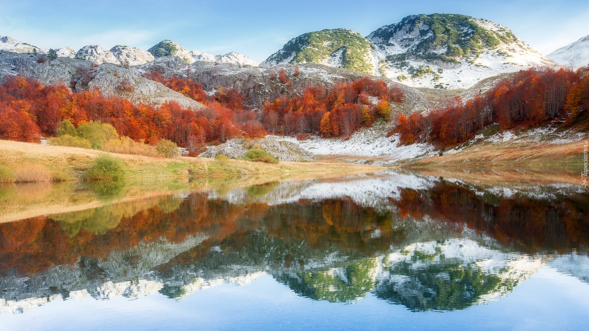 Bośnia i Hercegowina, Park Narodowy Sutjeska, Masyw górski Zelengora, Góry Dynarskie, Jezioro Orlovacko, Jesień, Las, Drzewa, Odbicie