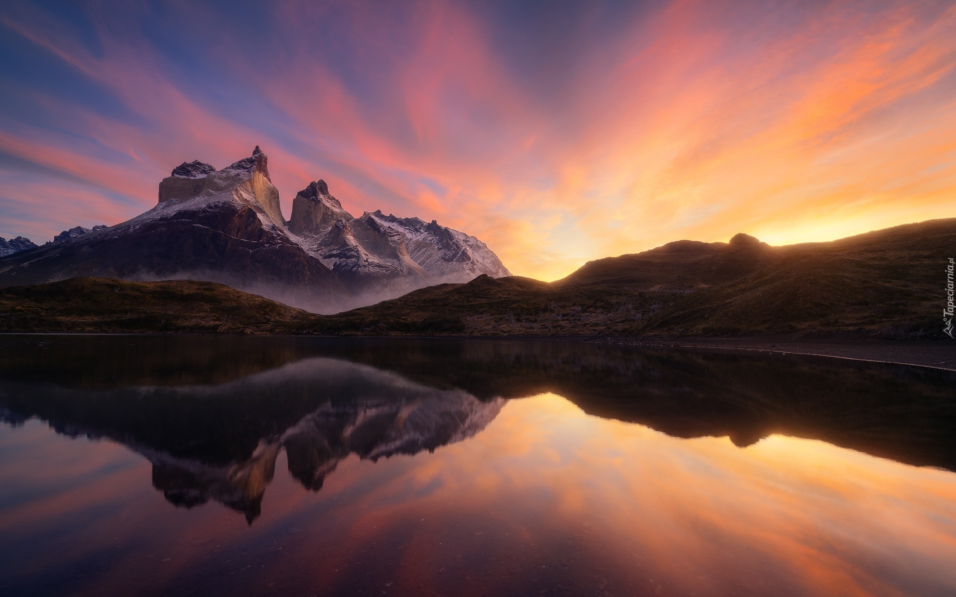Chile, Patagonia, Góry, Cordillera del Paine, Masyw, Torres del Paine Jezioro, Pehoe Lake, Wschód słońca, Park Narodowy Torres del Paine