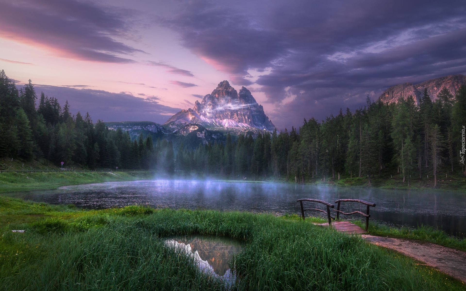 Jezioro, Antorno Lake, Mostek, Góry, Dolomity, Masyw, Tre Cime di Lavaredo, Drzewa, Trawa, Mgła, Chmury, Prowincja Belluno, Włochy