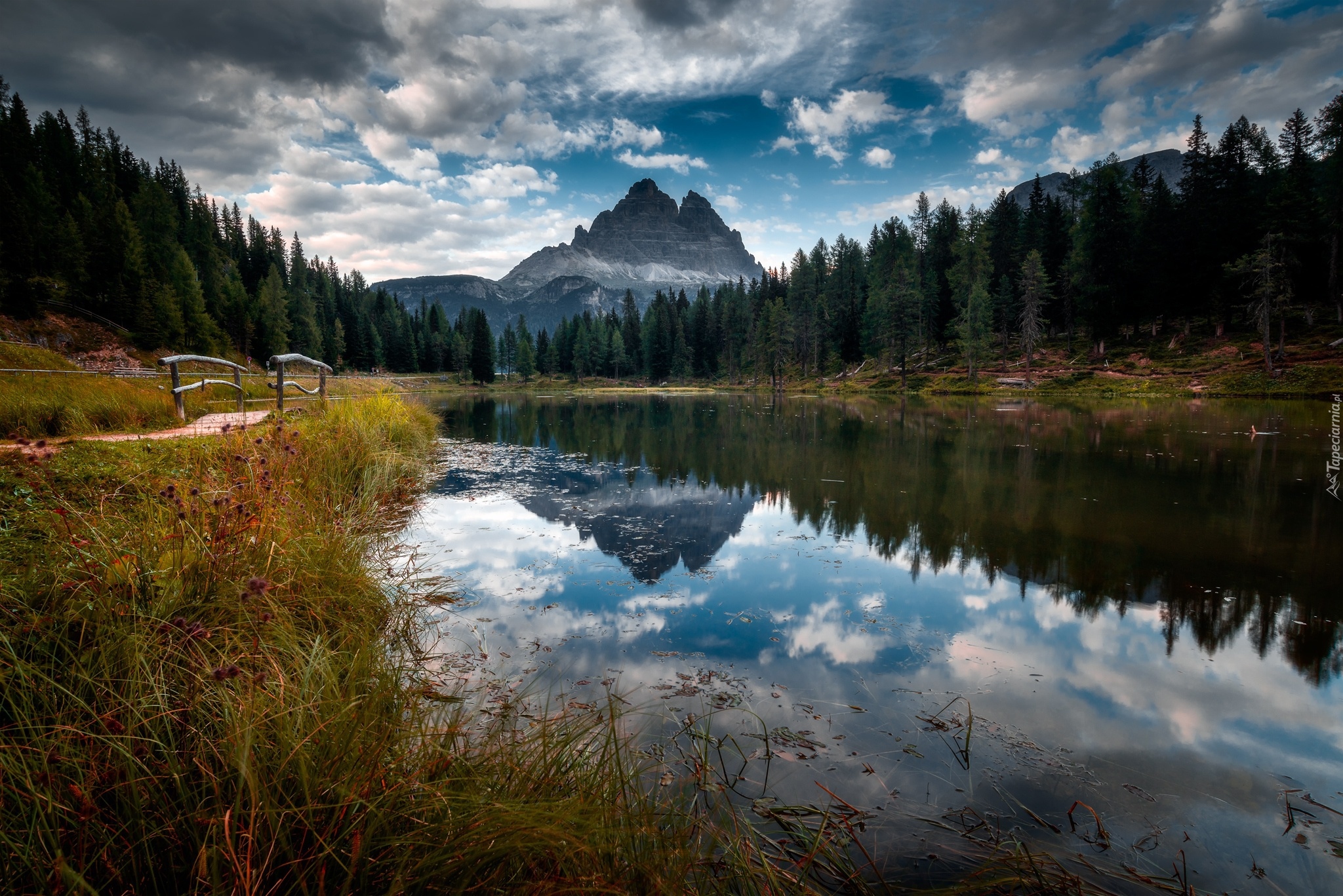 Góry Dolomity, Masyw Tre Cime di Lavaredo, Jezioro Antorno Lake, Lasy, Mostek, Prowincja Belluno, Włochy