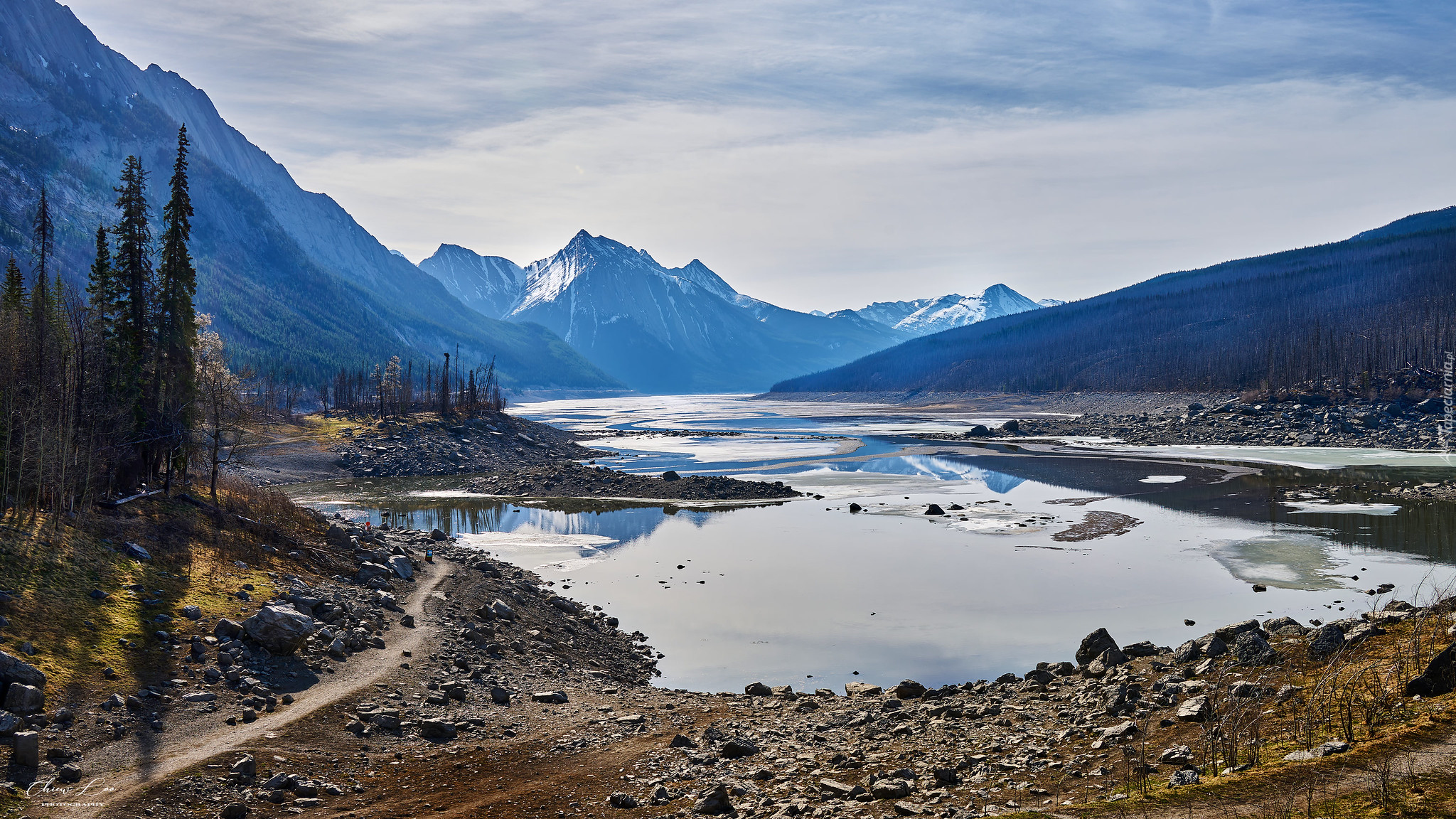 Góry, Jezioro, Medicine Lake, Drzewa, Kamienie, Park Narodowy Jasper, Alberta, Kanada