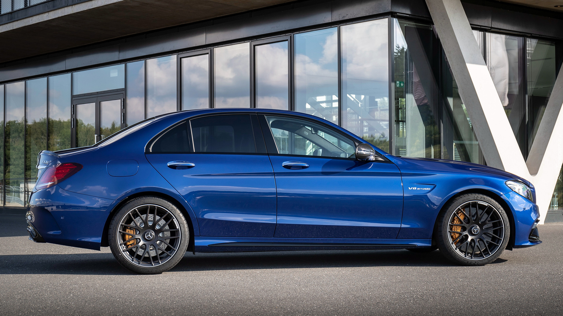 Mercedes-AMG C63, Bok