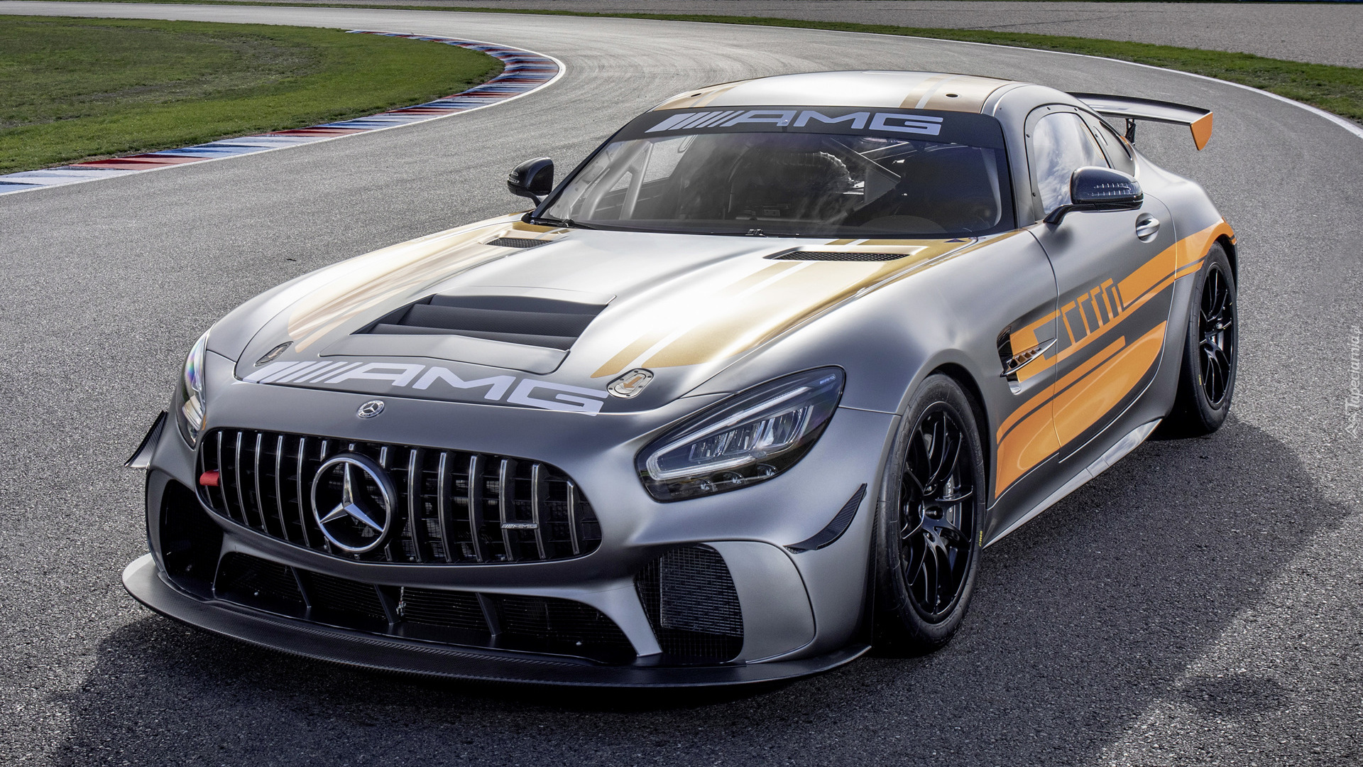 Mercedes-AMG GT4, Przód