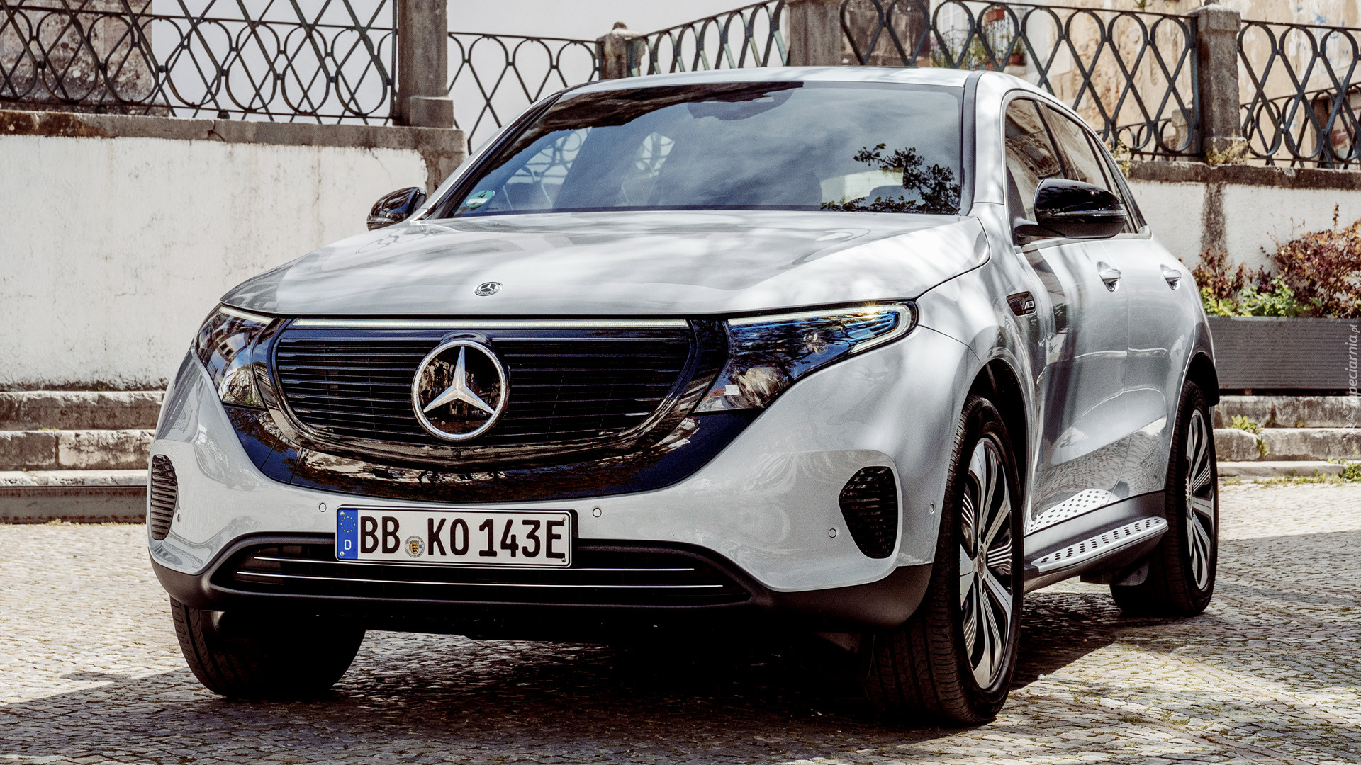 Mercedes-Benz EQC, Przód