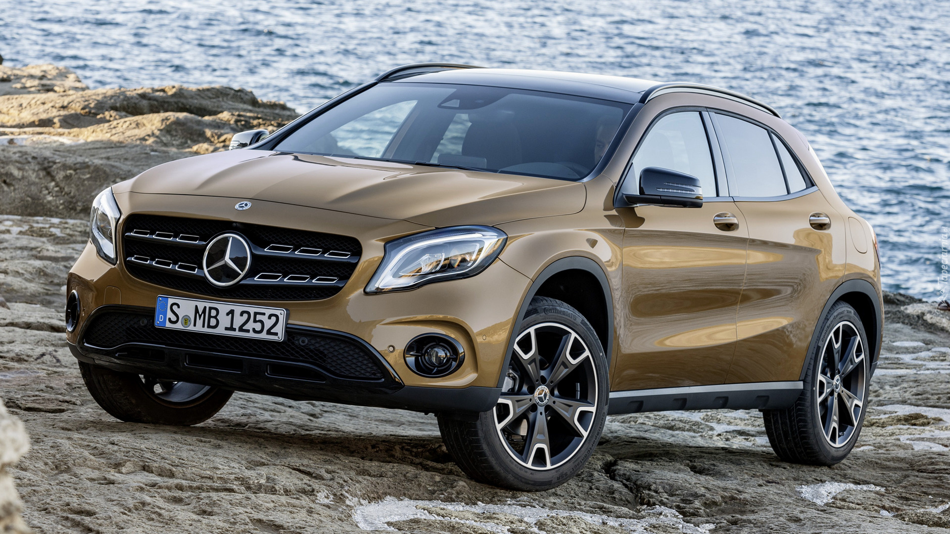 Mercedes-Benz GLA, Przód