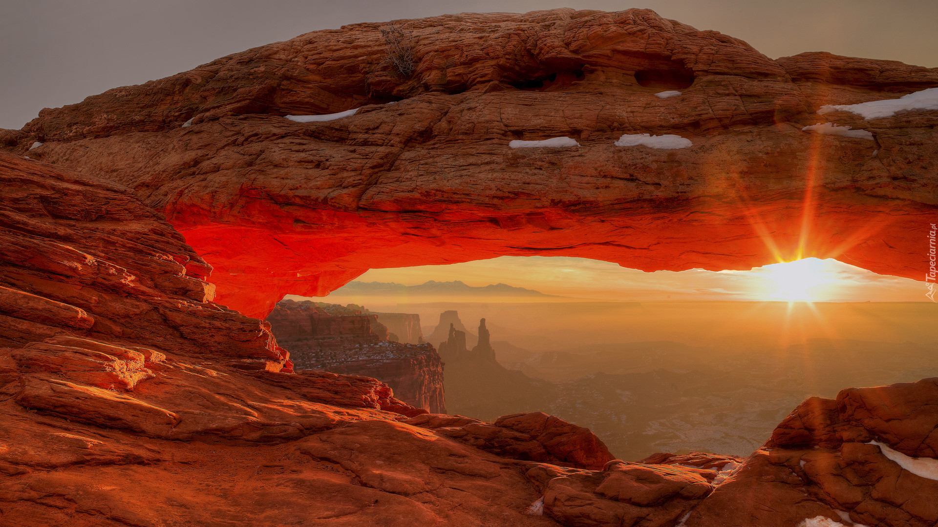 Stany Zjednoczone, Stan Utah, Park Narodowy Canyonlands, Łuk Mesa Arch, Skały, Promienie słońca, Zachód słońca