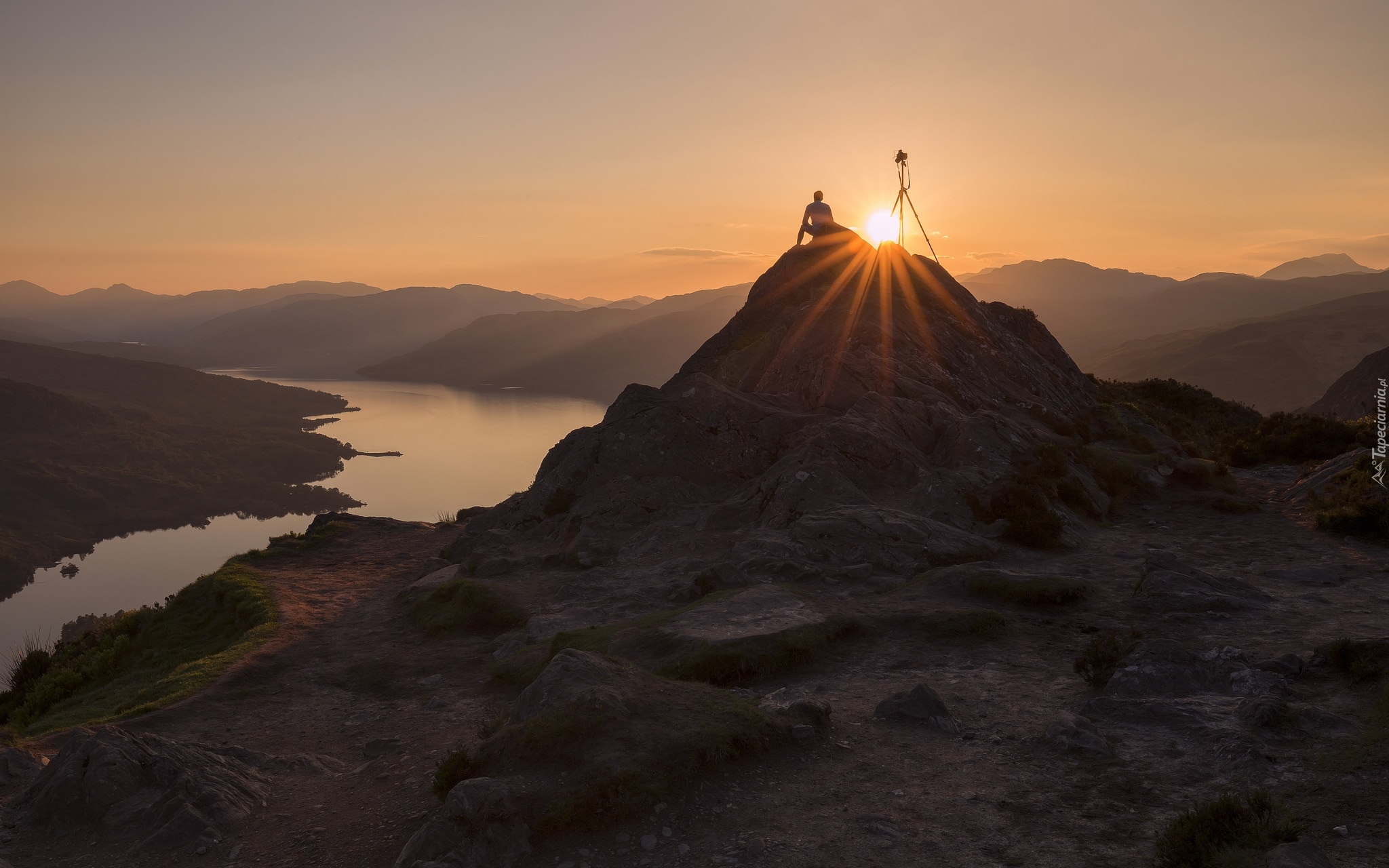 Szkocja, Hrabstwo Stirling, Jezioro Loch Katrine, Park Narodowy Loch Lomond and the Trossachs, Wzgórze Ben Aan, Zachód słońca, Człowiek, Statyw, Promienie słońca