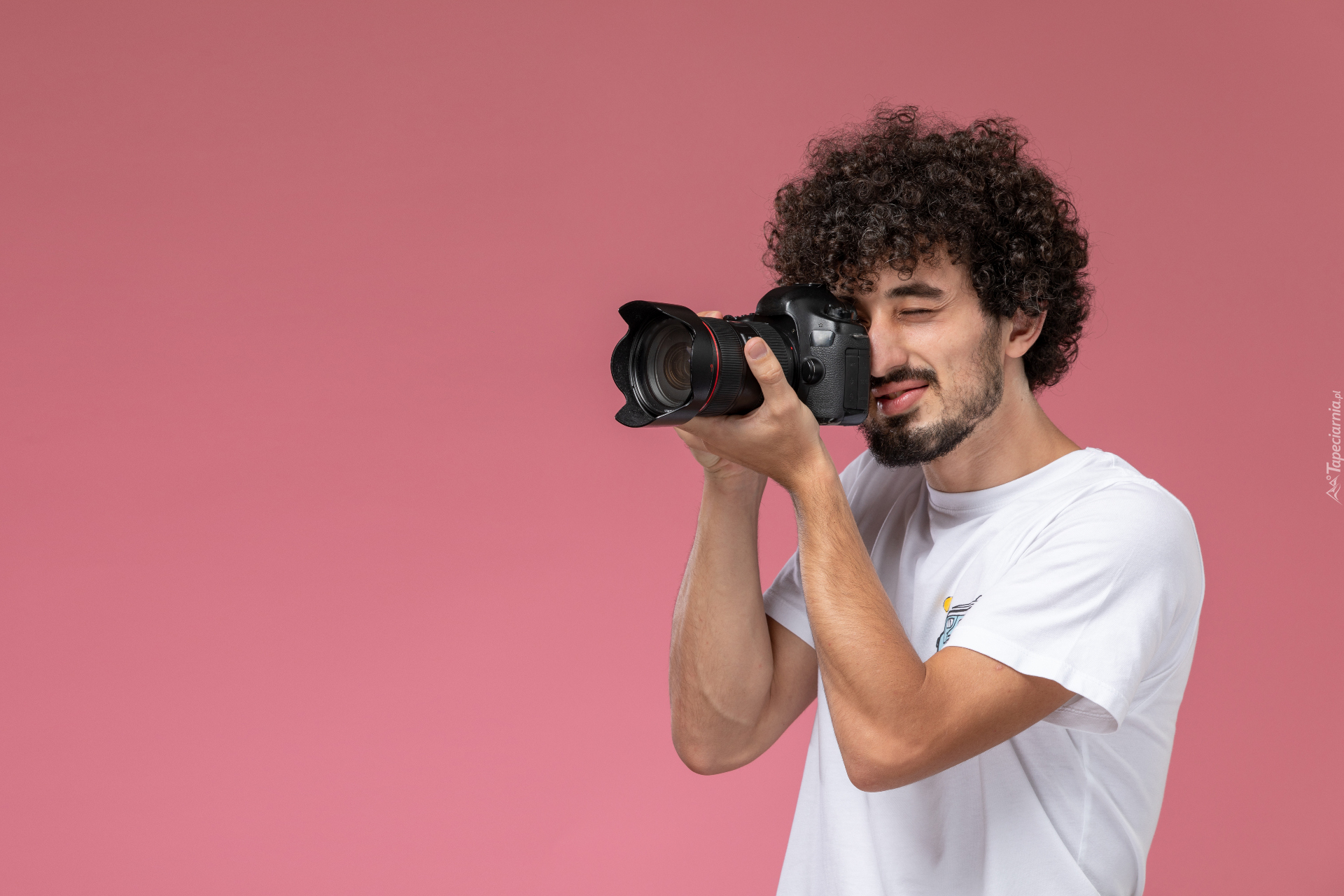 Mężczyzna, Kręcone, Włosy, Biała, Koszulka, Aparat fotograficzny