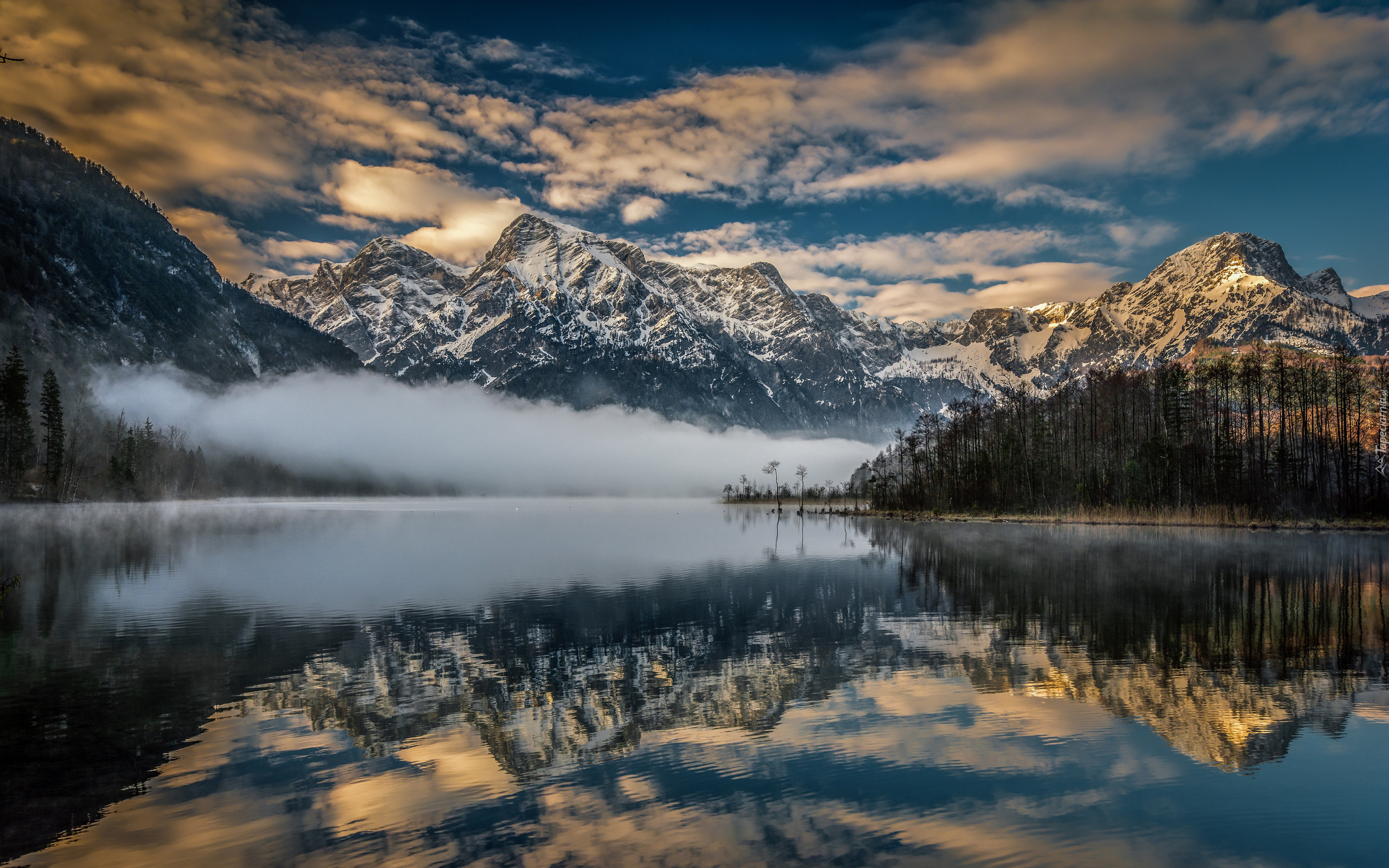 Góry, Alpy, Jezioro Almsee, Mgła, Dolina Almtal, Drzewa, Chmury, Niebo, Odbicie, Austria
