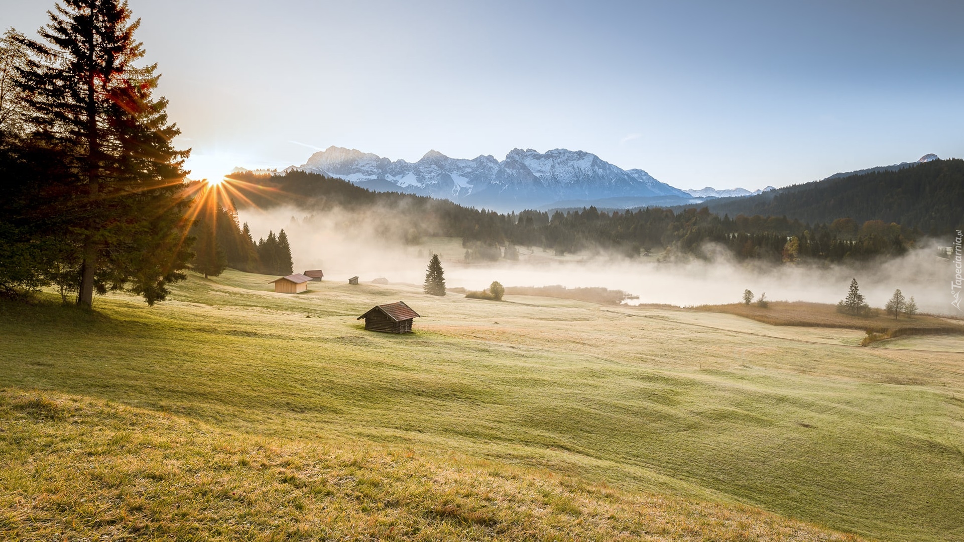 Promienie słońca, Mgła, Góry Karwendel, Miejscowość Krun, Jezioro Geroldsee, Las, Drzewa, Drewniany, Dom, Bawaria, Niemcy