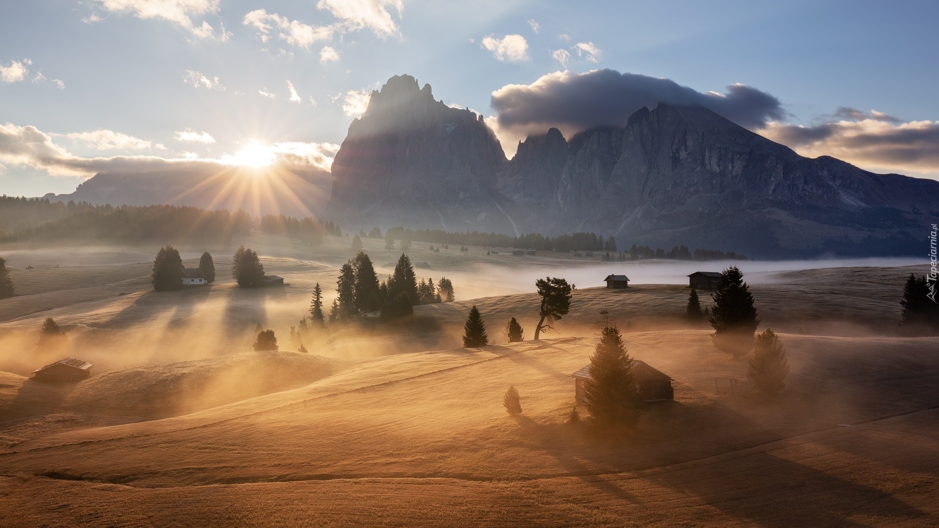 Włochy, Płaskowyż Seiser Alm, Dolina Val Gardena, Dolomity, Góry Sassolungo, Drewniane, Domki, Drzewa, Mgła