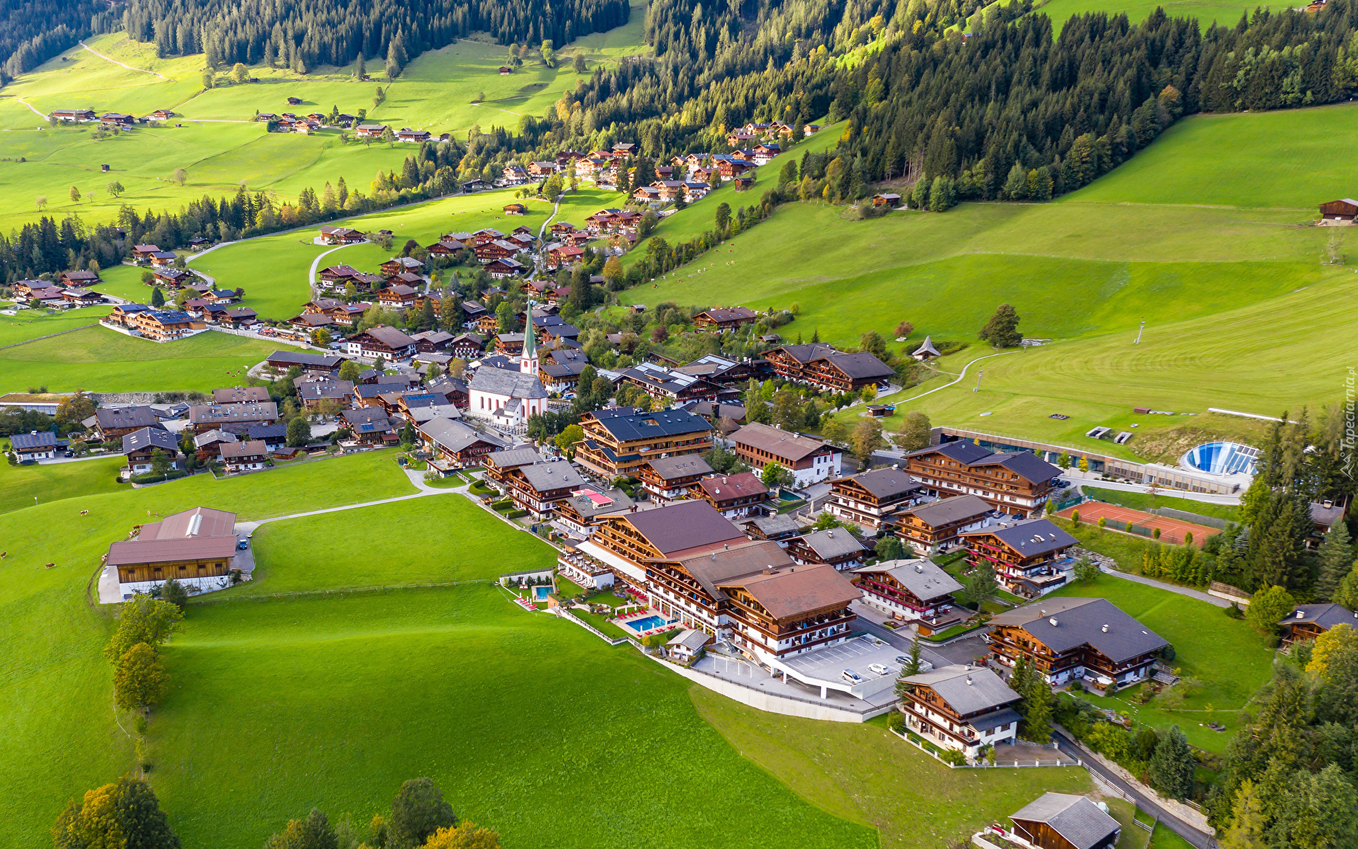 Austria, Miasteczko Alpbach, Domy, Góry