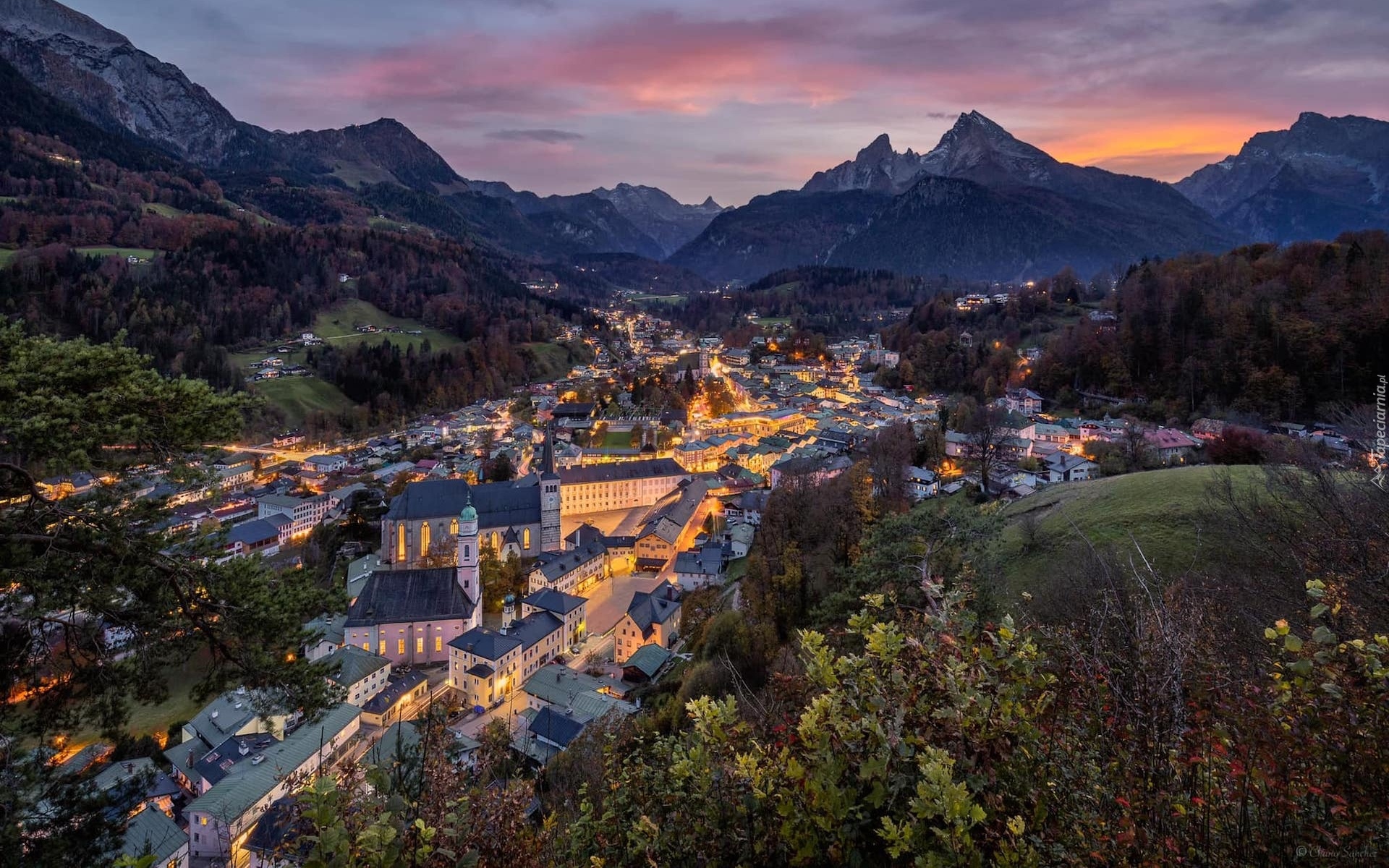 Niemcy, Bawaria, Góry, Miasteczko, Berchtesgaden, Domy, Kościół, Zmrok