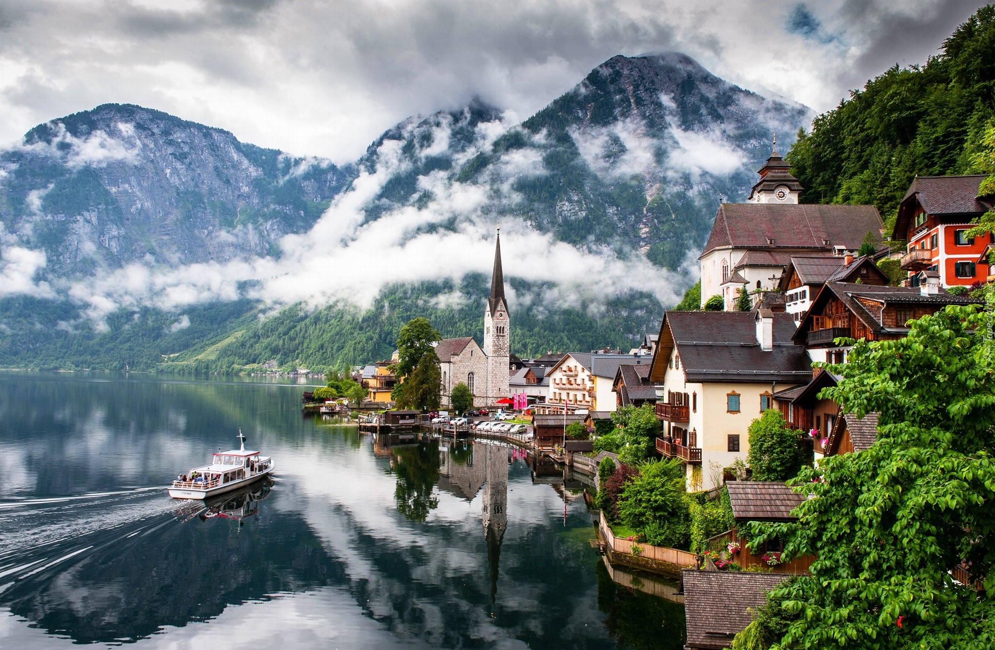 Austria, Hallstatt, Góry, Jezioro Hallstättersee, Chmury, Budynki