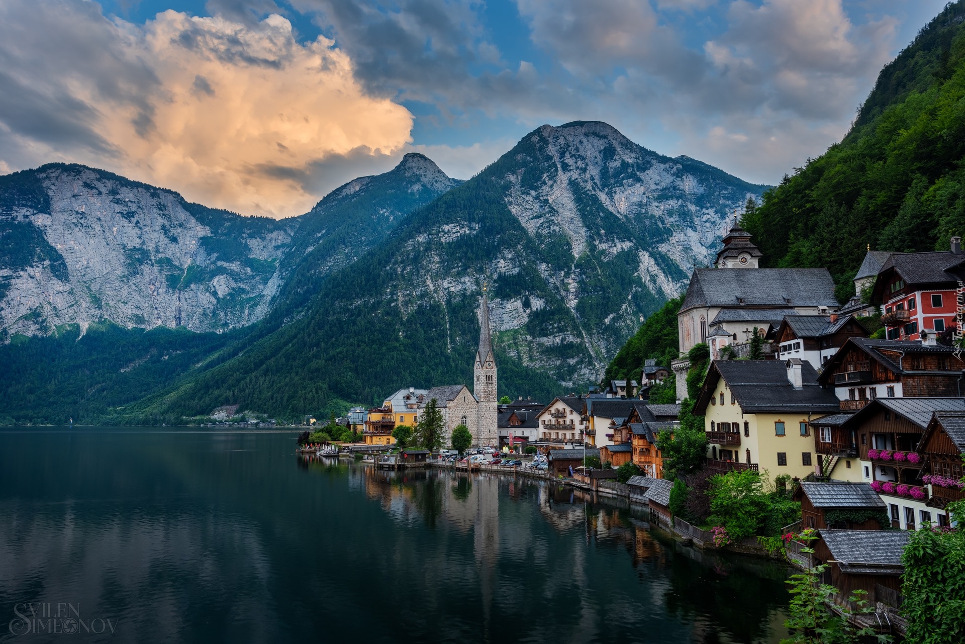 Austria, Hallstatt, Miasteczko, Jezioro Hallstattersee, Domy, Kościół, Góry, Las, Drzewa, Chmury