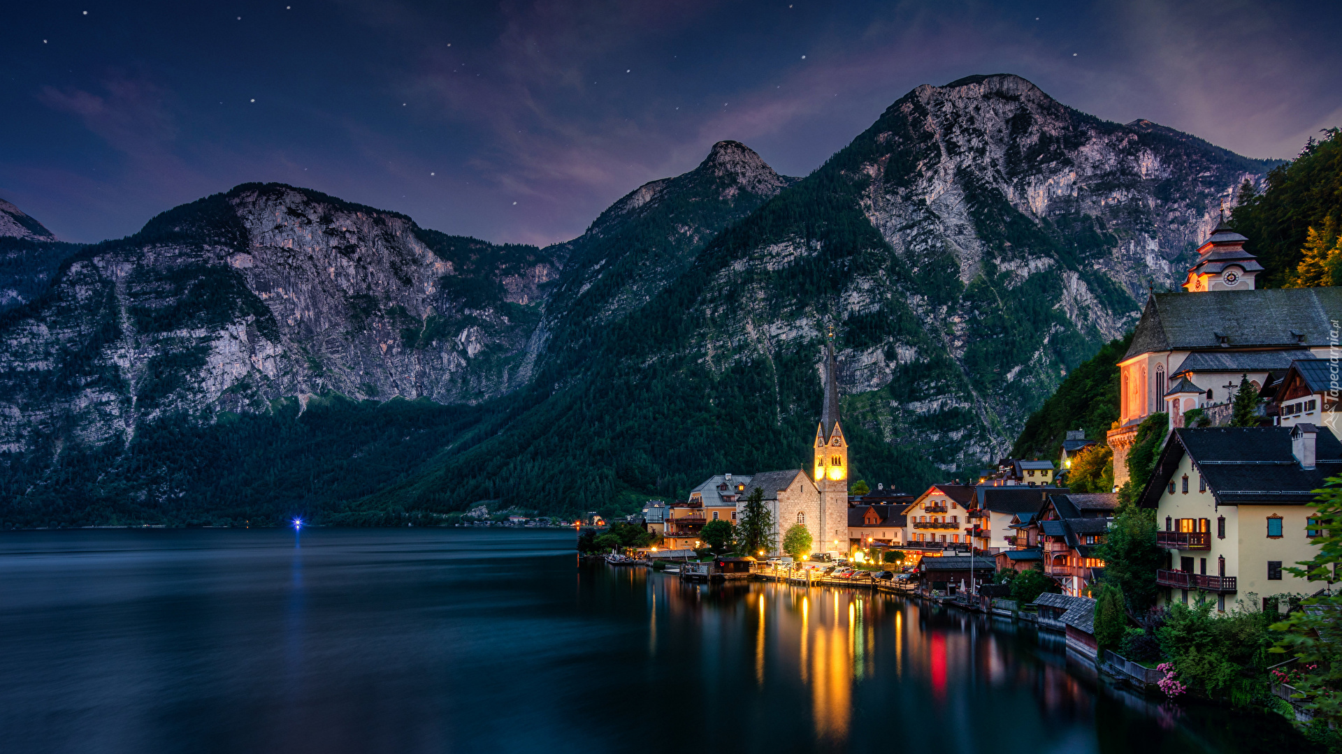 Austria, Góry, Alpy Salzburskie, Jezioro Hallstattersee, Miasteczko Hallstatt, Oświetlone, Domy, Kościół, Noc