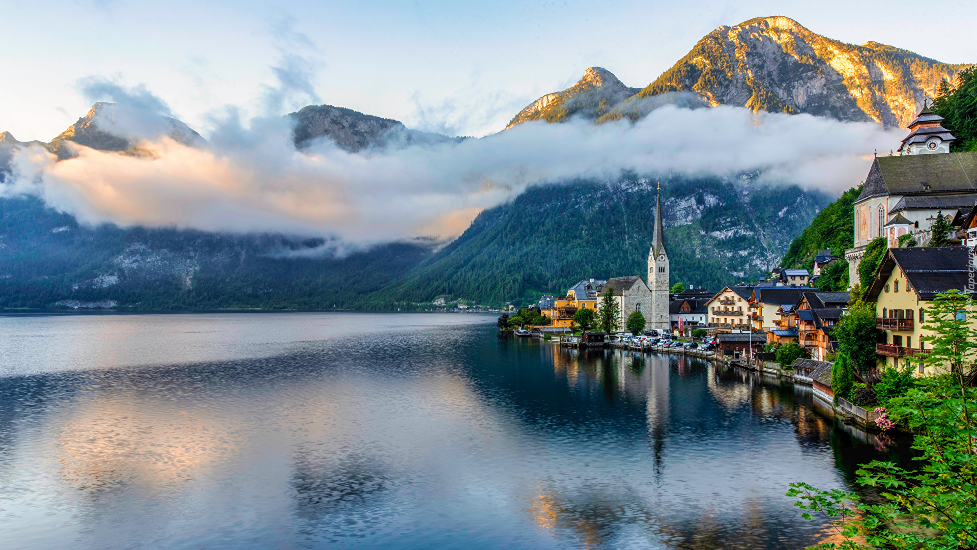 Austria, Góry, Alpy, Mgła, Lasy, Drzewa, Miasto, Hallstatt, Domy, Kościół, Jezioro Hallstattersee