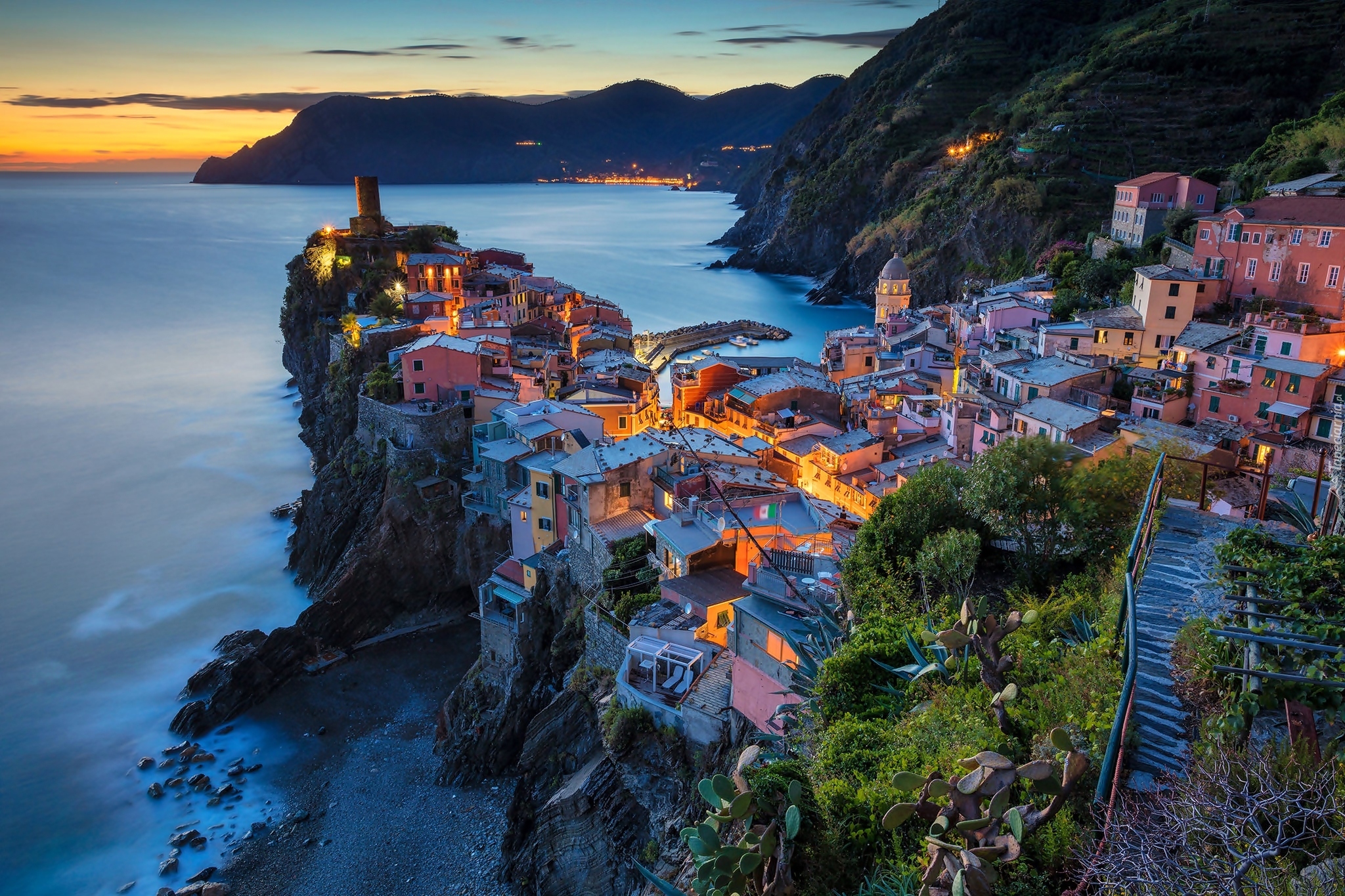Włochy, Cinque Terre, Vernazza, Domy, Góry, Morze, Noc