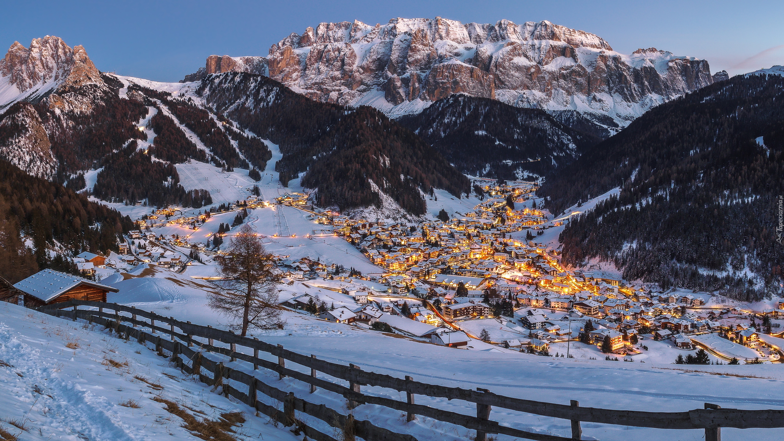 Zima, Wieczór, Góry, Dolomity, Dolina, Selva di Val Gardena, Ogrodzenie, Płot, Oświetlone, Domy, Miasteczko, Selva, Prowincja Bolzano, Włochy