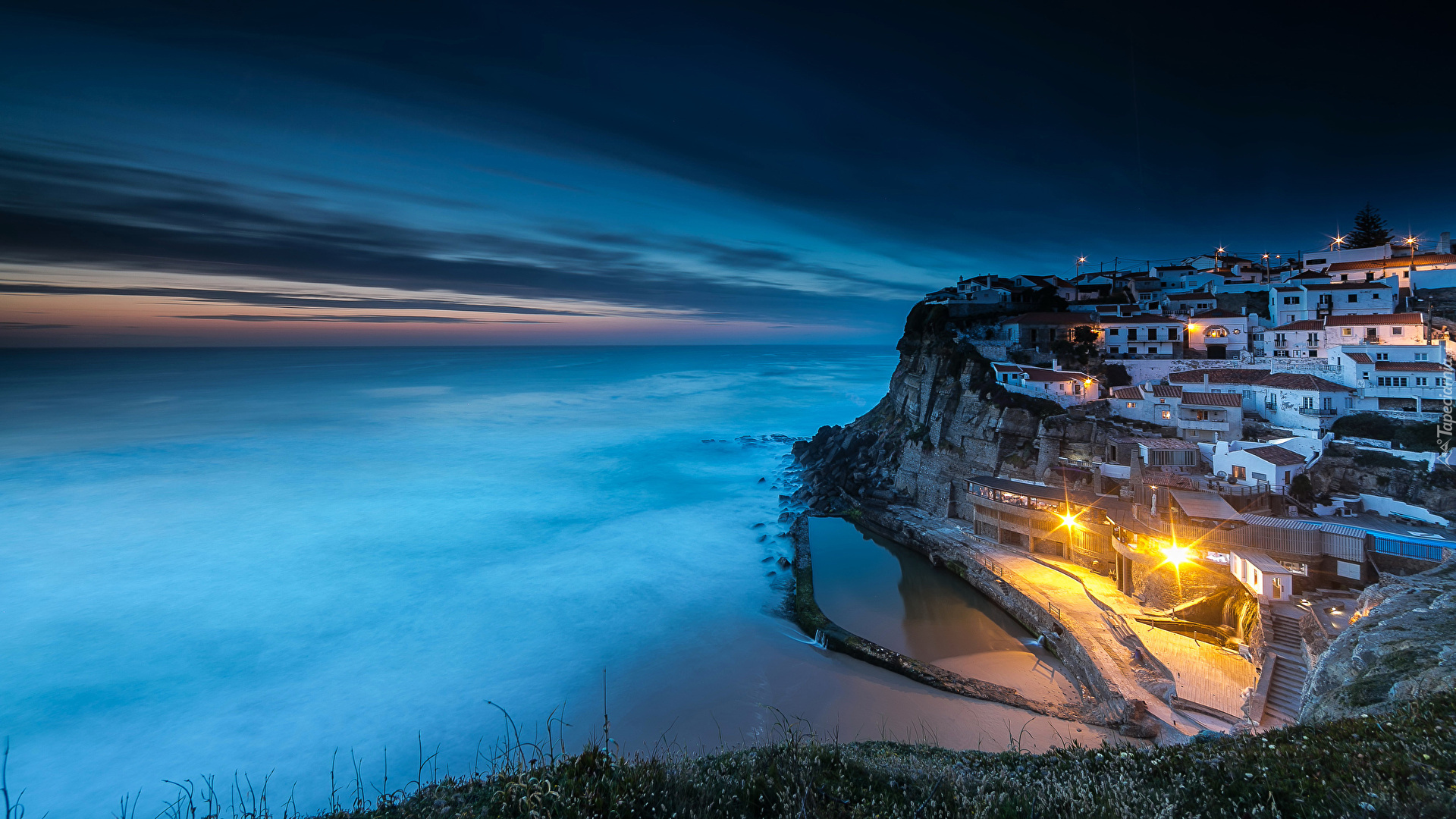 Portugalia, Wybrzeże, Morze, Miejscowość, Azenhas do Mar, Klif, Domy, Skały, Noc