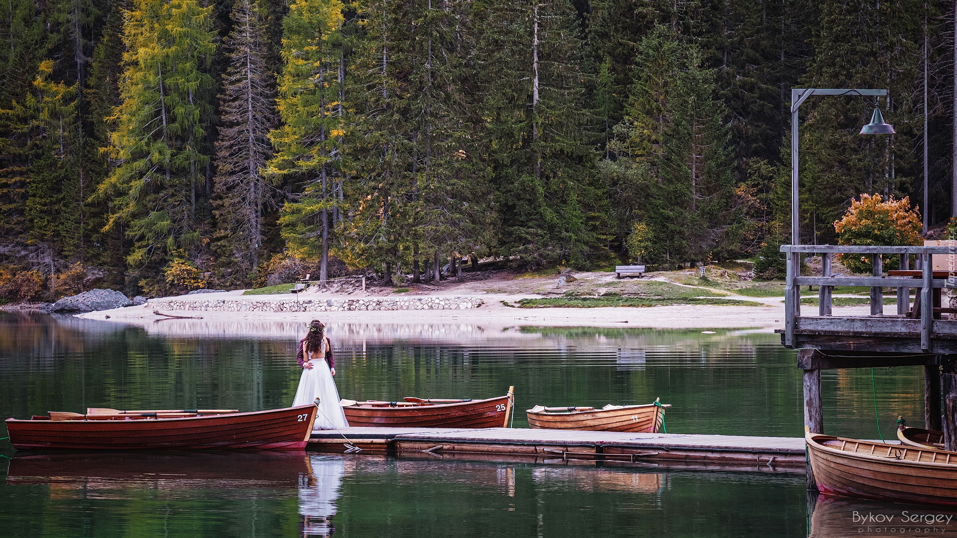 Włochy, Południowy Tyrol, Drzewa, Jezioro Pragser Wildsee, Łódki, Pomost, Para młoda