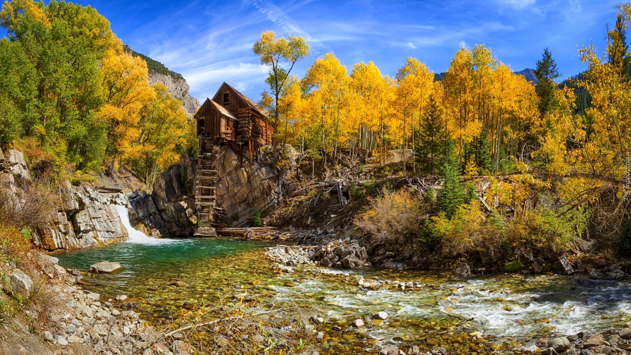 Stany Zjednoczone, Stan Kolorado, Rzeka Crystal River, Młyn Crystal Mill, Jesień, Drzewa