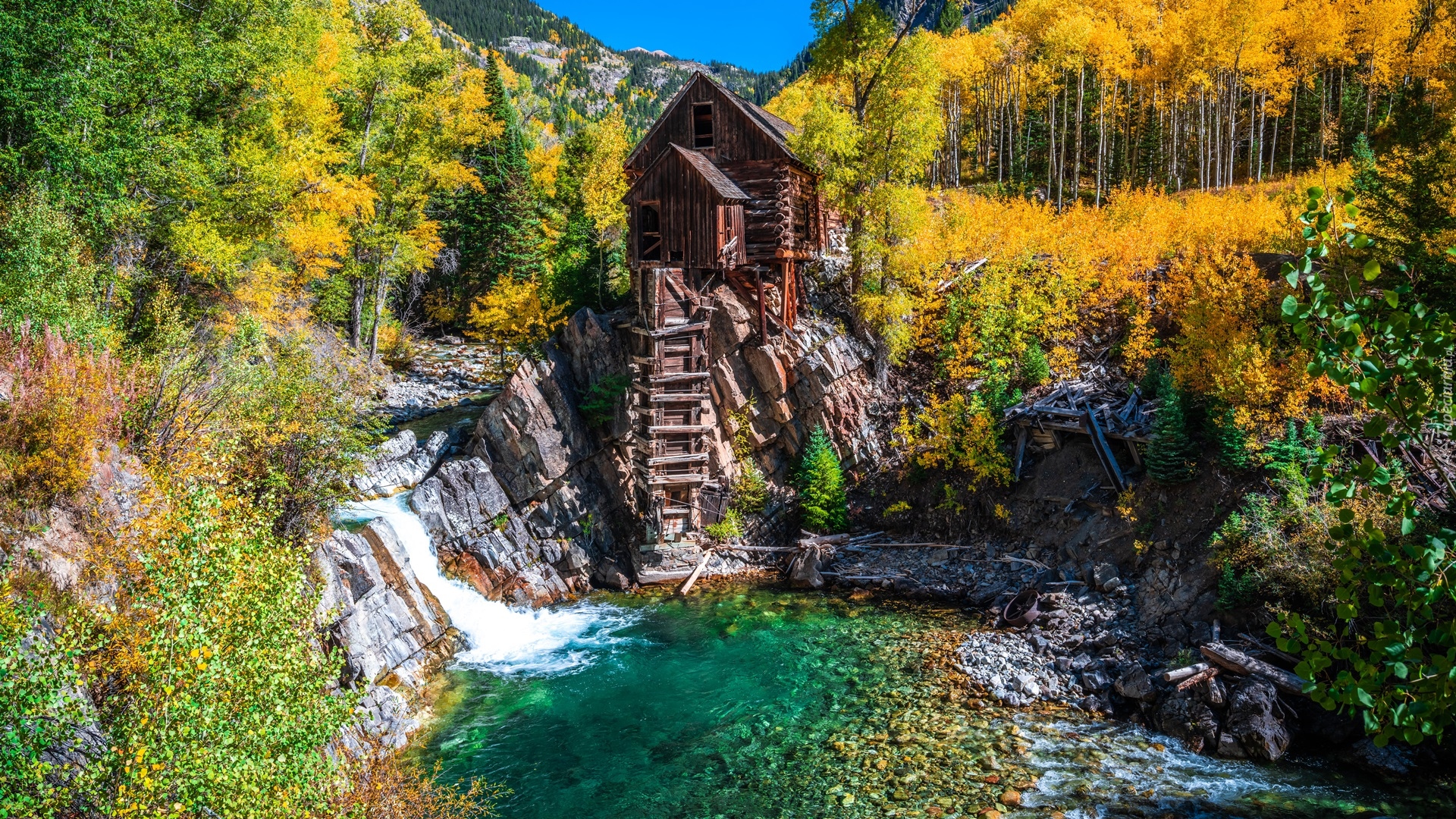 Młyn Crystal Mill, Rzeka Crystal River, Jesień, Skały, Drzewa, Kolorado, Stany Zjednoczone
