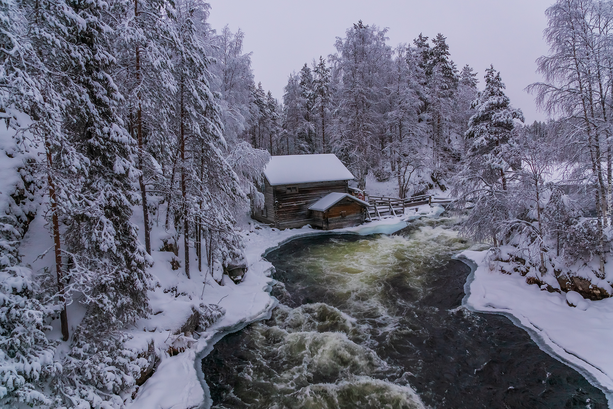 Zima, Młyn Myllykoski, Rzeka, Drzewa, Park Narodowy Oulanka, Gmina Kuusamo, Laponia, Finlandia
