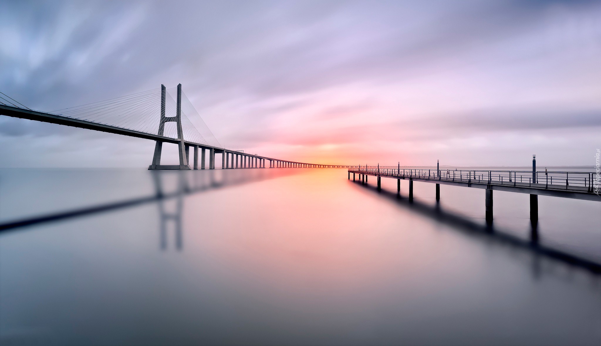 Portugalia, Most Vasco da Gamy, Rzeka Tag, Molo,  Wschód Słońca