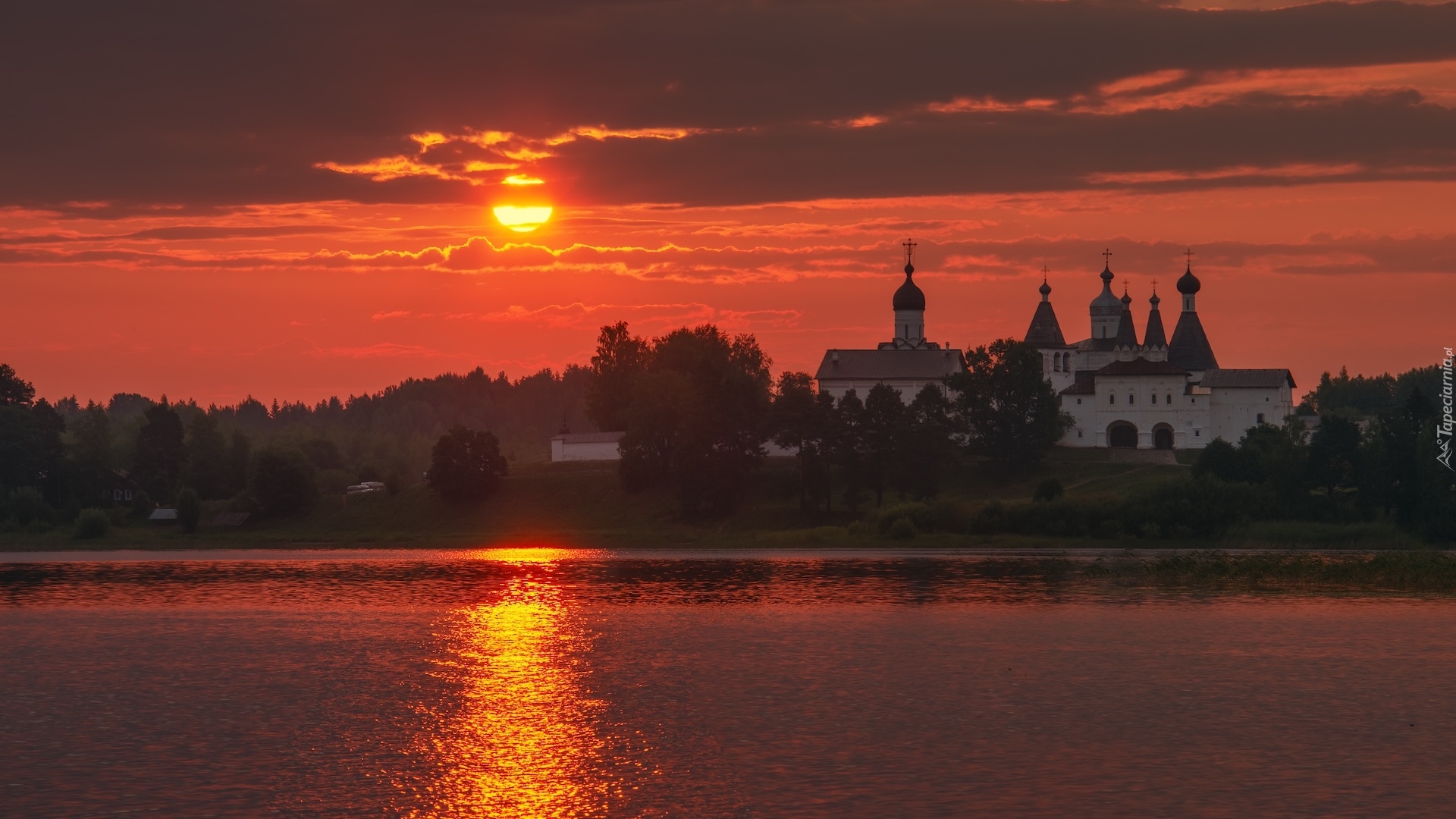 Rosja, Obwód wołogodzki, Ferapontovo, Jezioro Borodaevsky, Zachód słońca, Cerkiew, Monaster Terapontowski, Drzewa