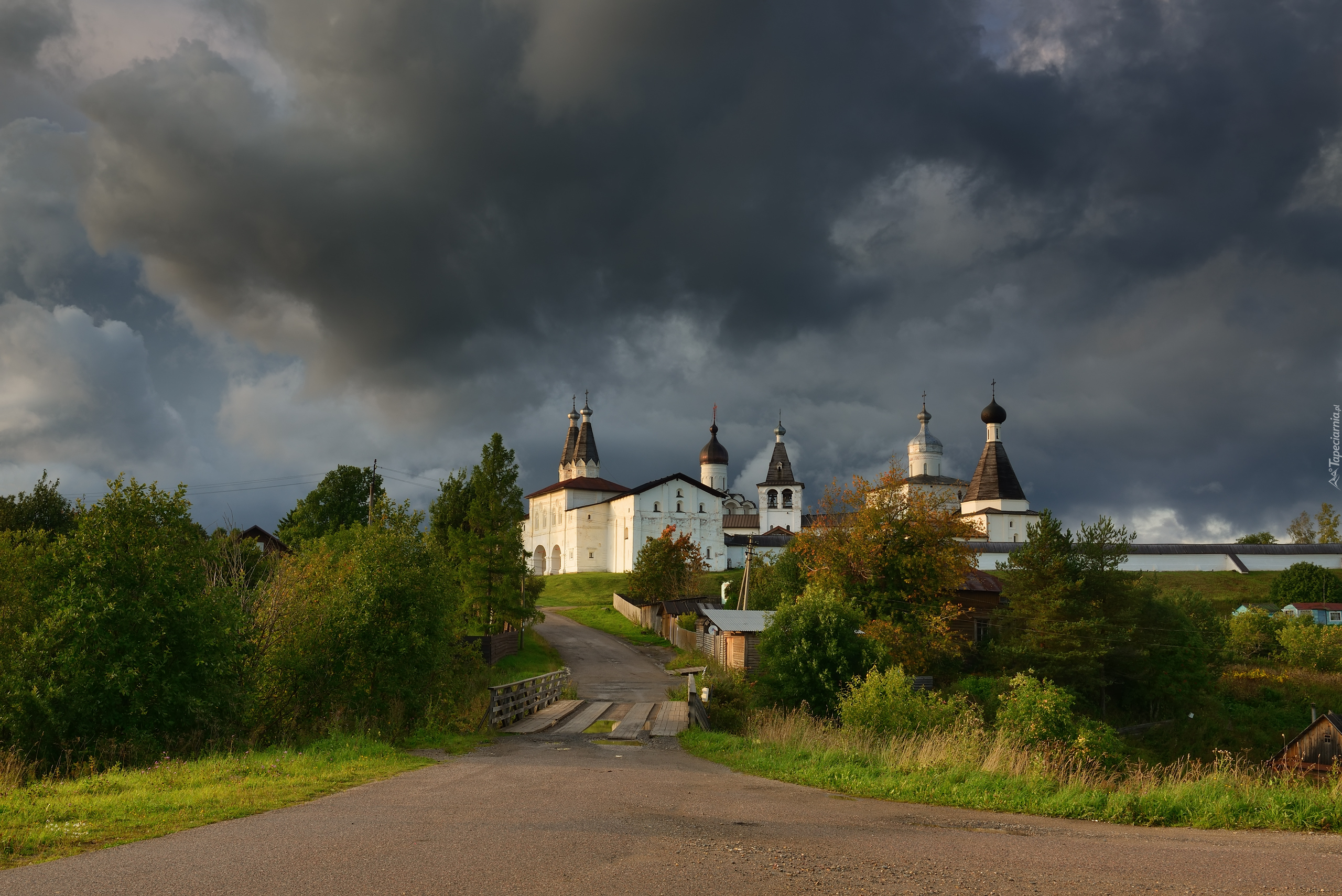 Droga, Chmury, Drzewa, Klasztor, Monaster Terapontowski, Wieś Ferapontovo, Obwód wołogodzki, Rosja