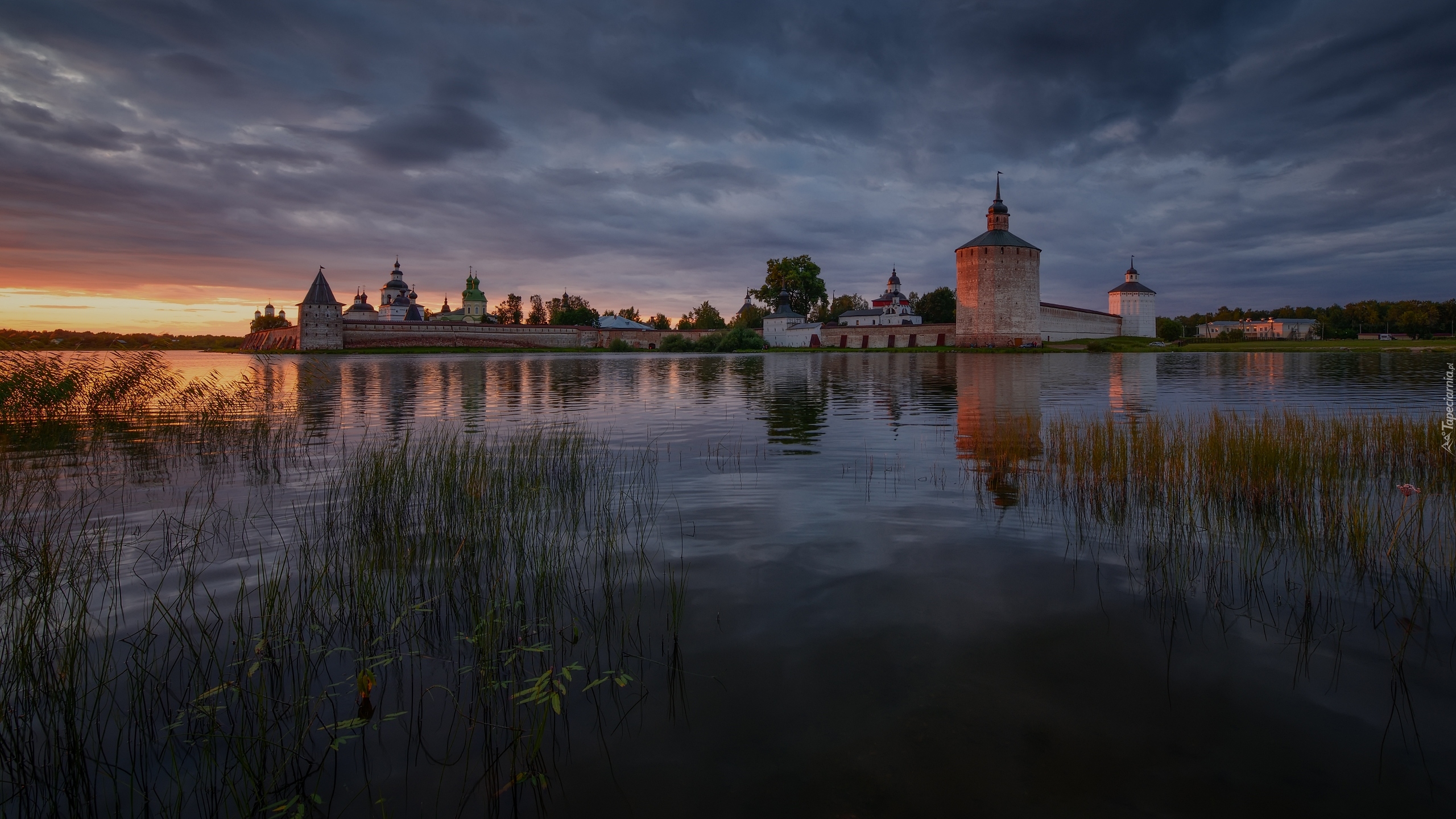 Wschód słońca, Jezioro Białe, Szuwary, Chmury, Cerkiew, Klasztor, Monastyr Świętego Cyryla Biełozierskiego, Kiriłłow, Obwód wołogodzki, Rosja