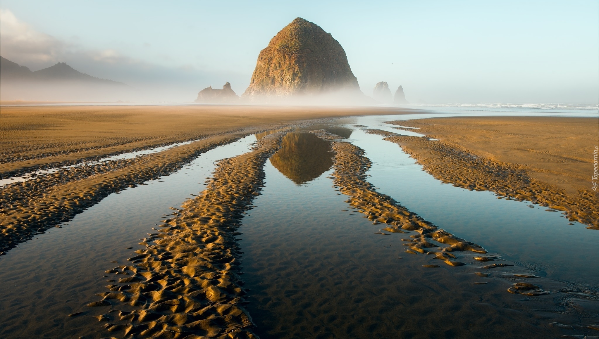 Morze, Skała, Haystack Rock, Mgła, Piasek, Plaża, Miejscowość Cannon Beach, Stan Oregon, Stany Zjednoczone