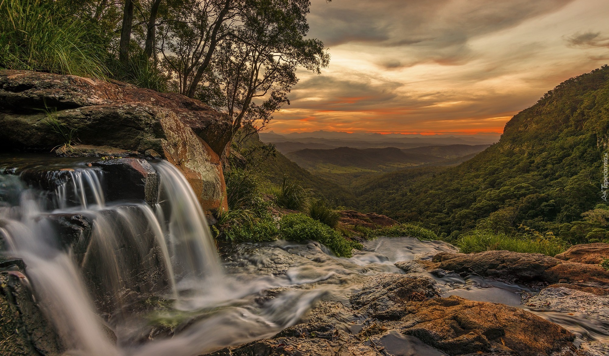 Australia, Wodospad Moran Falls, Skały, Drzewa, Wzgórza