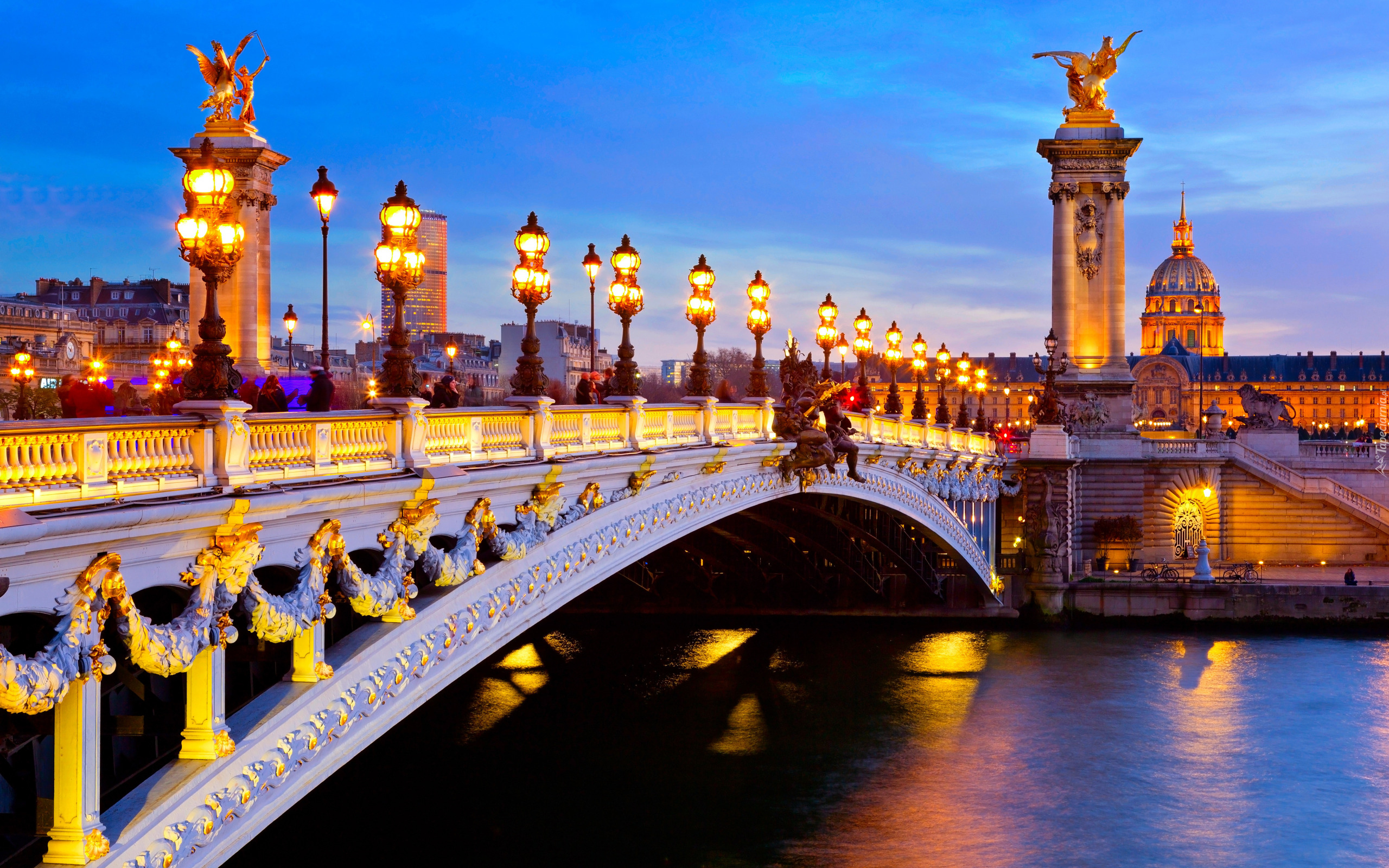 Francja, Paryż, Most Aleksandra III, Latarnie, Rzeka Sekwana