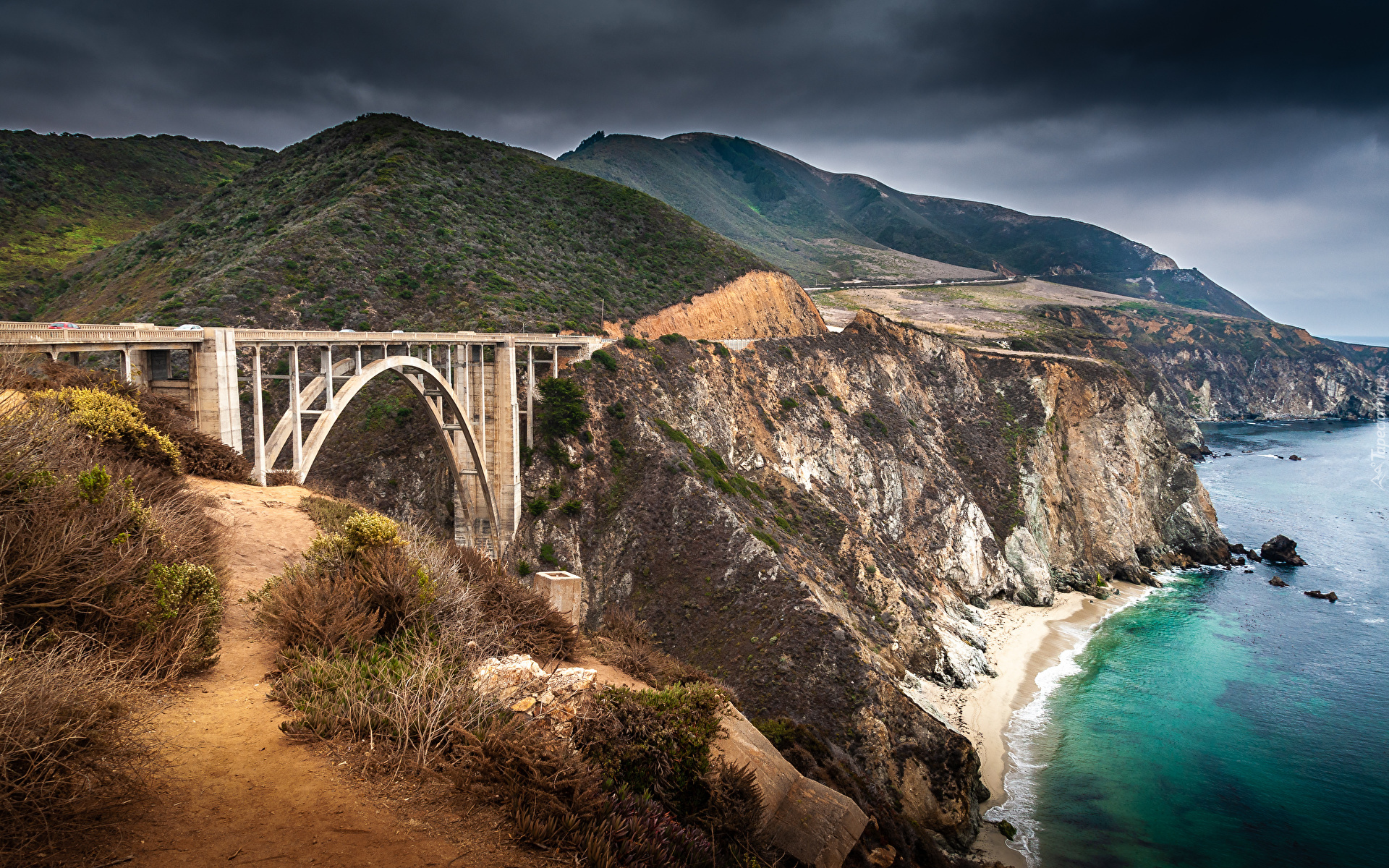 Stany Zjednoczone, Kalifornia, Góry, Wybrzeże, Skały, Most, Bixby Creek Bridge, Roślinność, Morze, Chmury