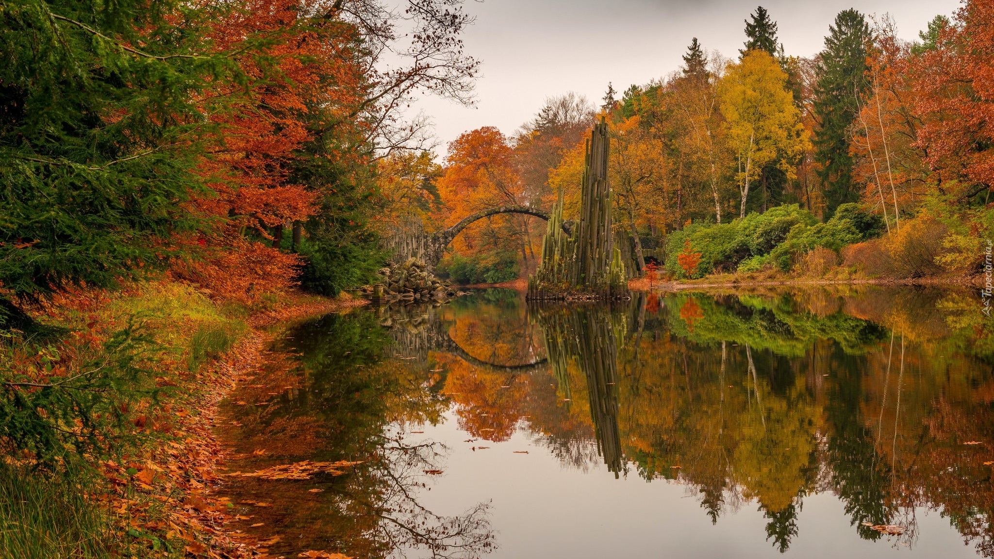 Niemcy, Saksonia, Park Rododendronów Kromlau, Kamienny, Most łukowy, Most Diabła, Jezioro Rakotz, Jesień,  Drzewa