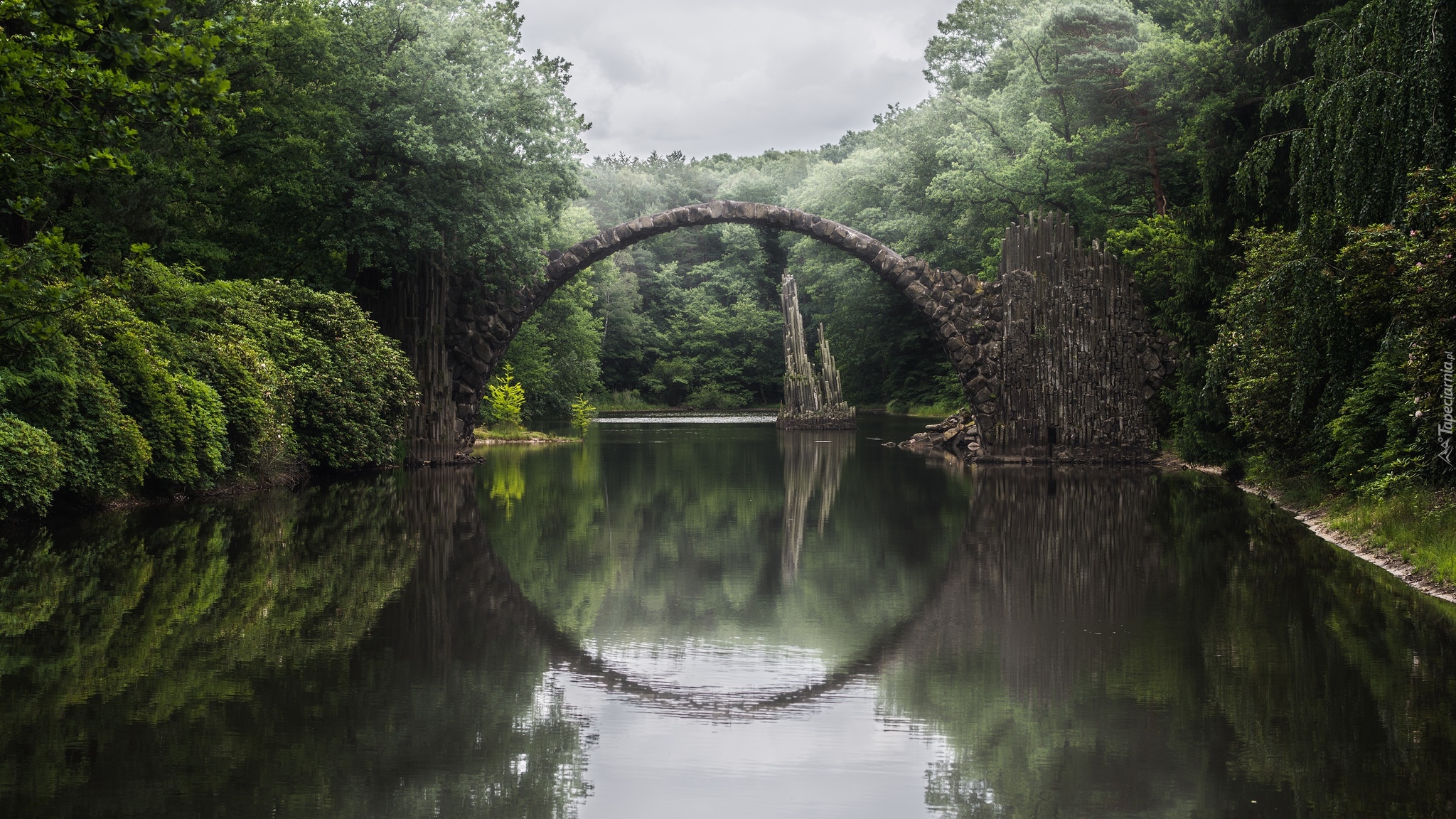 Niemcy, Saksonia, Park Rododendronów Kromlau, Kamienny, Most łukowy, Jezioro Rakotz, Odbicie