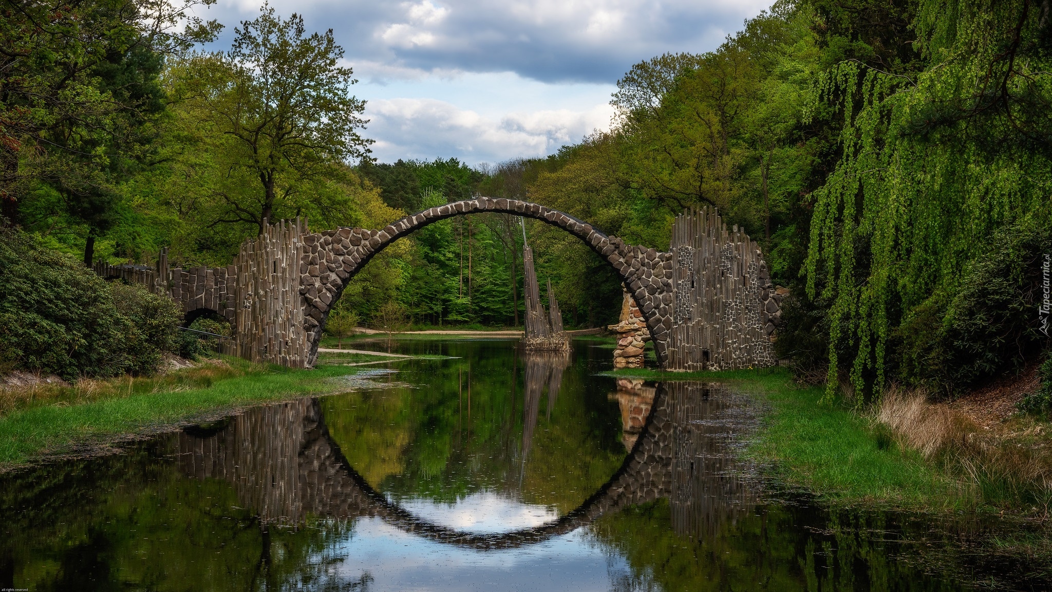 Niemcy, Saksonia, Park Rododendronów Kromlau, Kamienny, Most łukowy, Jezioro Rakotz, Drzewa, Chmury